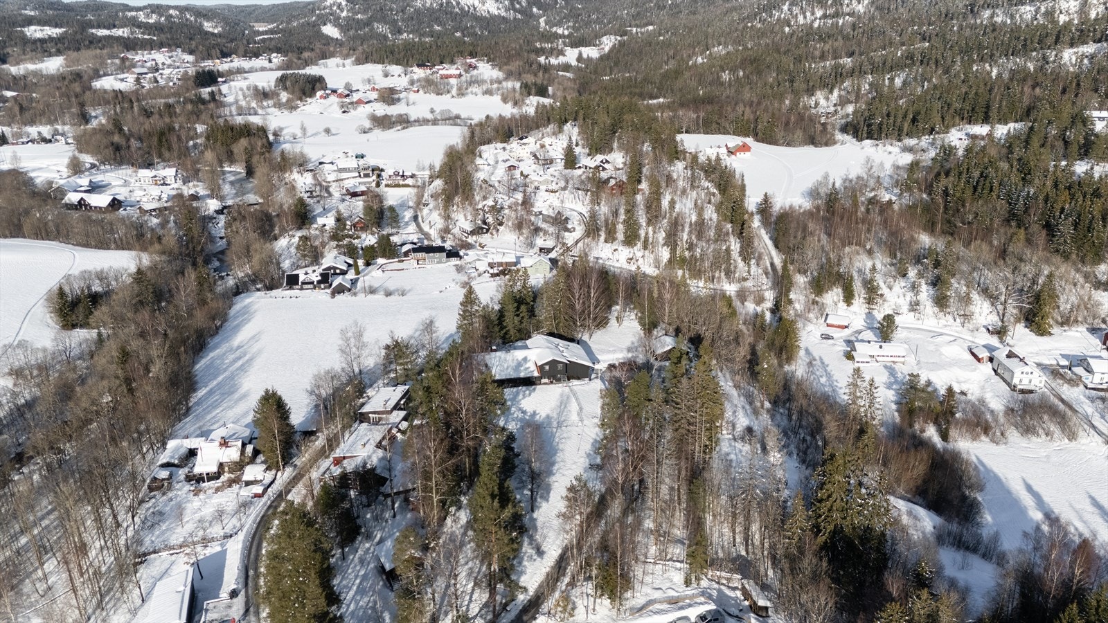 Ca. 6 min. gange til bussholdeplass "Kirkebyveien" Til både Sandvika og Bekkestua tar det ca. 20 minutter med buss, via Bærums Verk. I Sandvika finner du ett av Bærums største knutepunkter for offentlig kommunikasjon Galleribilde