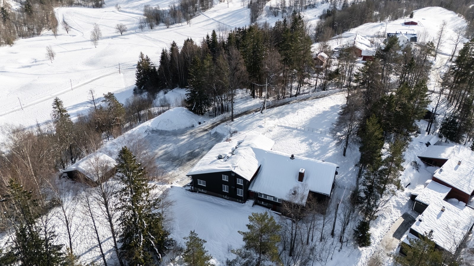 Eiendommen er seksjonert, og består av et stort næringslokale (snr. 1) og en romslig 3-roms leilighet (snr. 2) Selges samles eller hver for seg Galleribilde