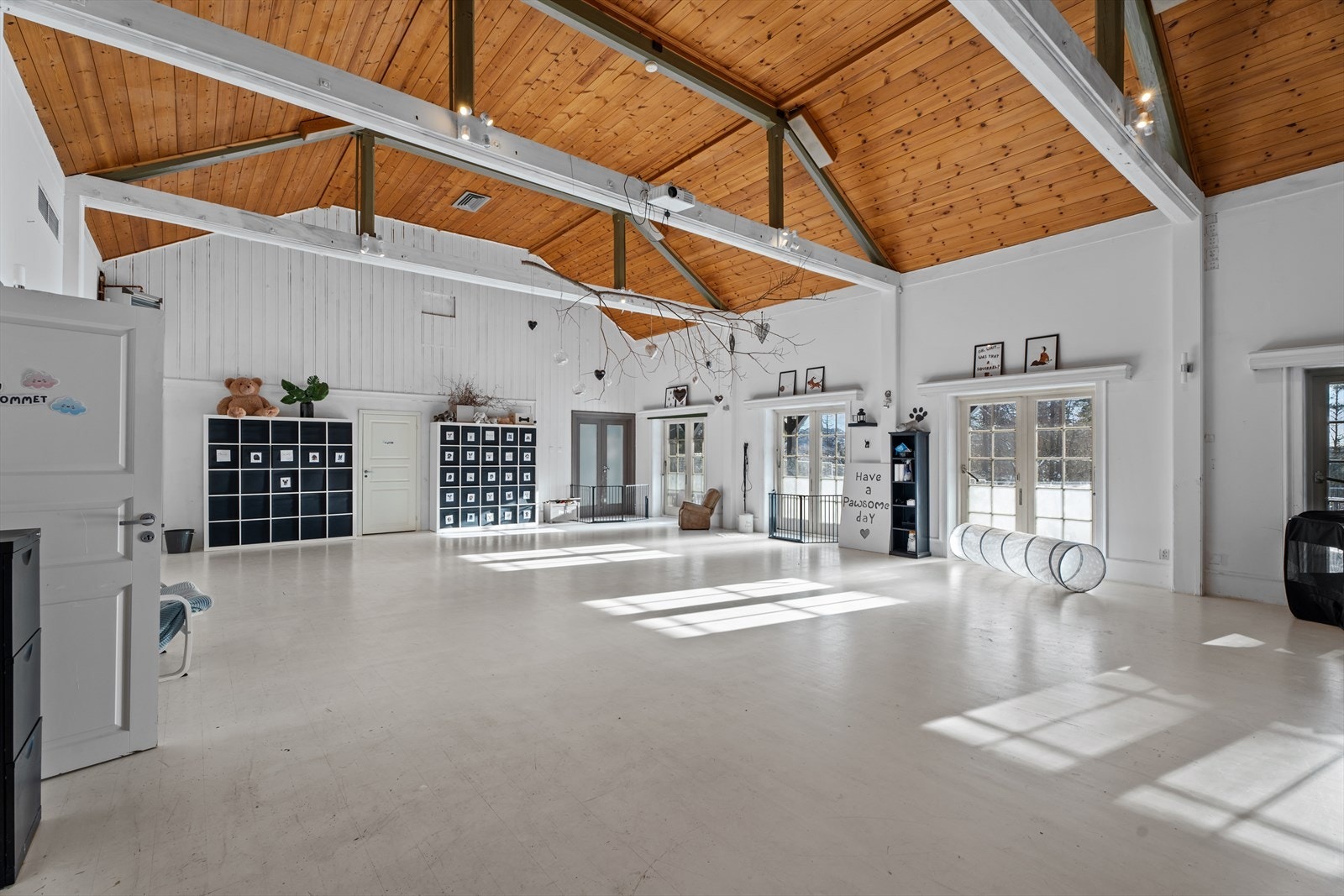 Stor hoveddel (næring) som tidligere har vært selskapslokale, benyttes nå som hundebarnehage Galleribilde