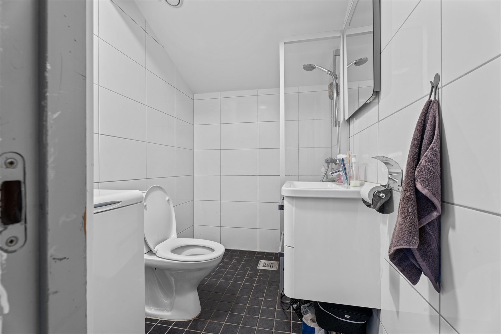 Lyst og pent flislagt bad, med varmekabler i gulv. Pusset opp i 2014 Galleribilde