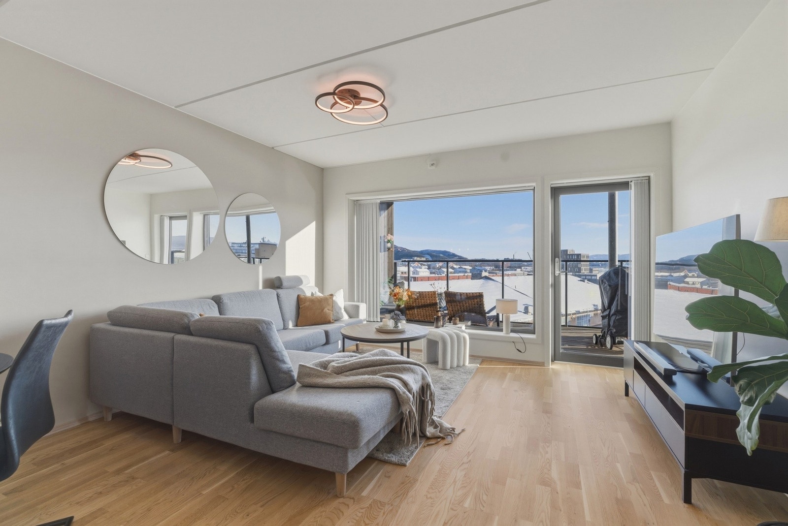 Flott utsikt mot øst. Morgen- og formiddagssol. Takterrassene har sol hele dagen. Galleribilde