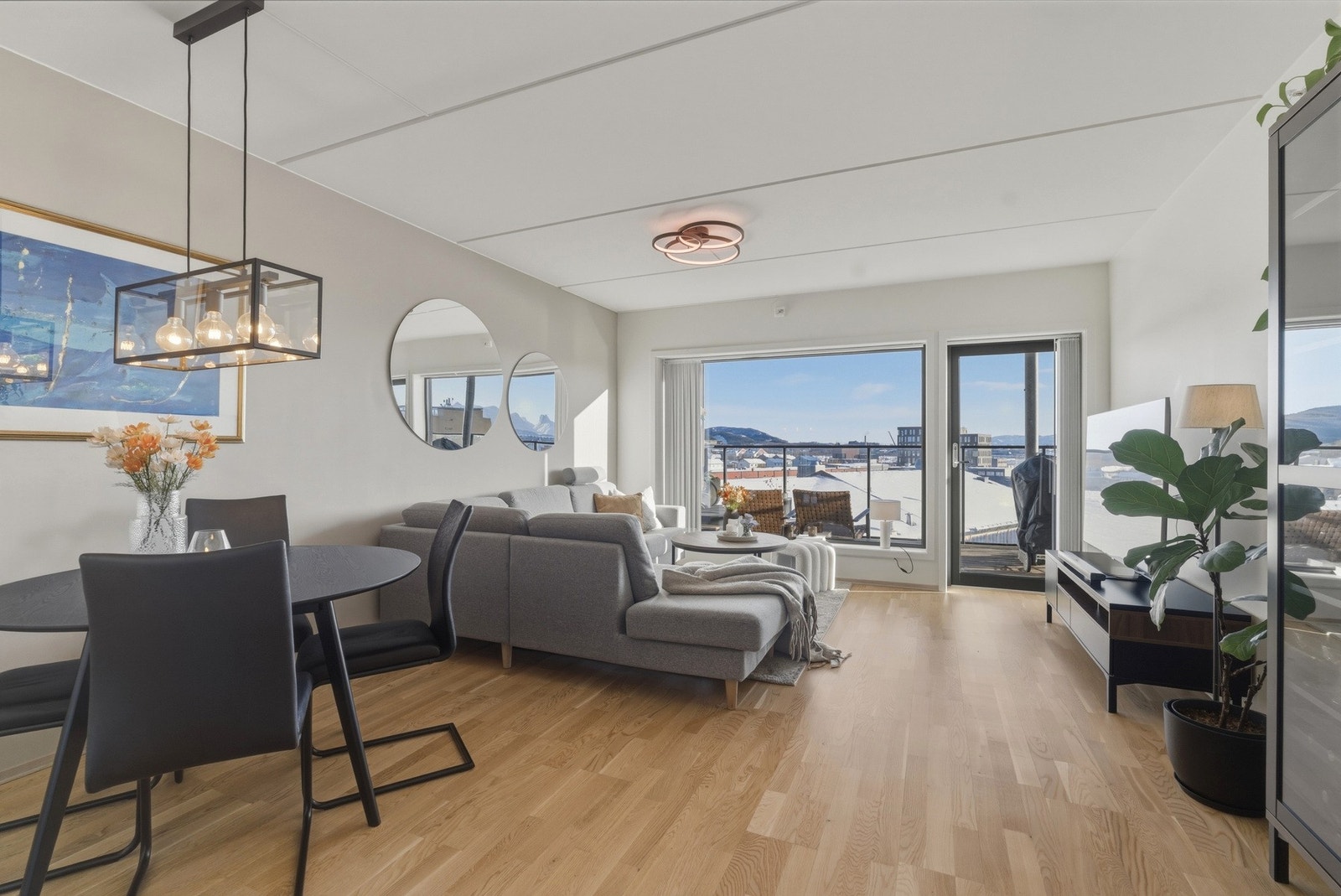 Flott leilighet med nydelig utsikt. I tillegg til balkongen i leiligheten har sameiet to felles takterrasser. Galleribilde