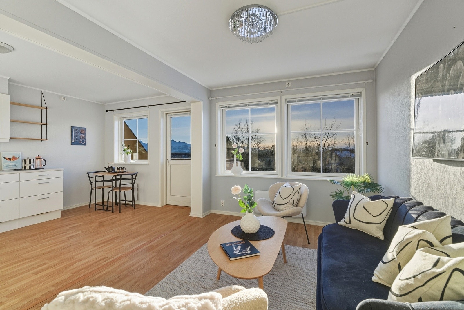 Leiligheten fremstår innbydende og er gjennomgående malt i lyse stilrene farger. Galleribilde