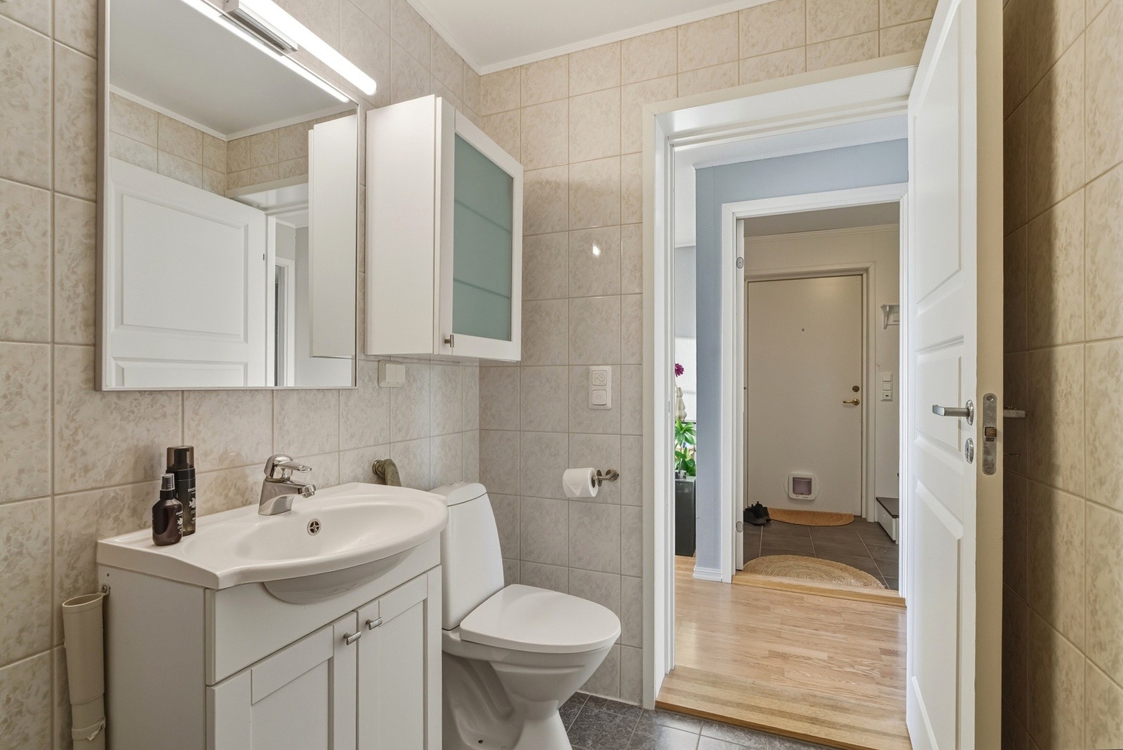 Moderne innredning og opplegg for vaskemaskin på badet. Galleribilde