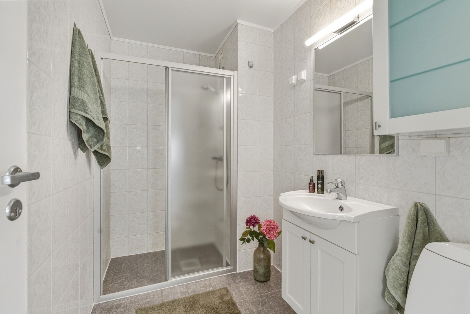 Flislagt bad med gulvvarme og dusjnisje. Galleribilde