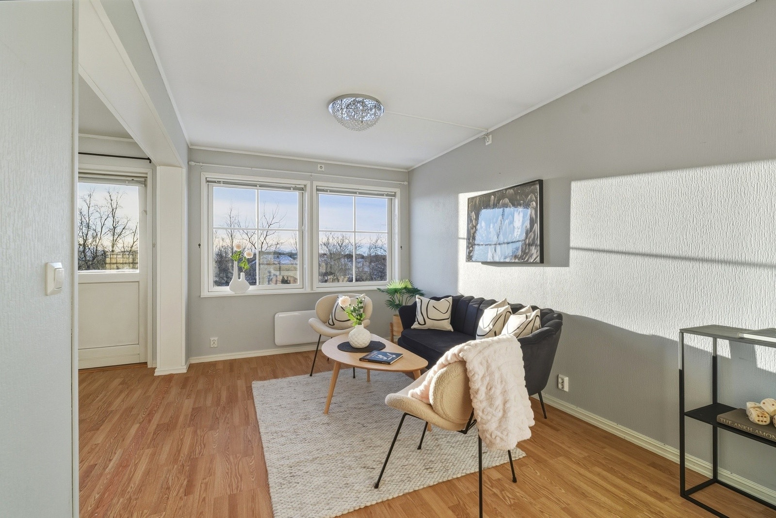 Store vindusflater som slipper inn godt med naturlig lys i leiligheten. Galleribilde