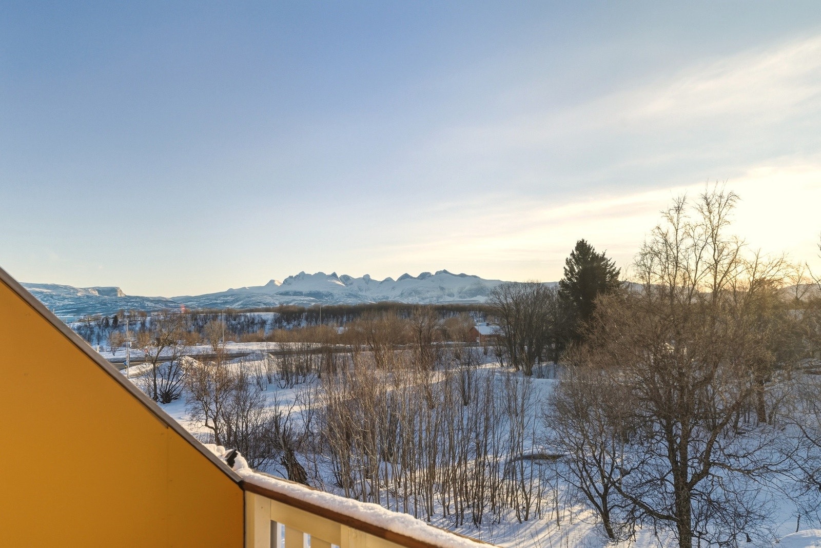 Pen utsikt over grøntområde og i retning Børvasstindene! Galleribilde