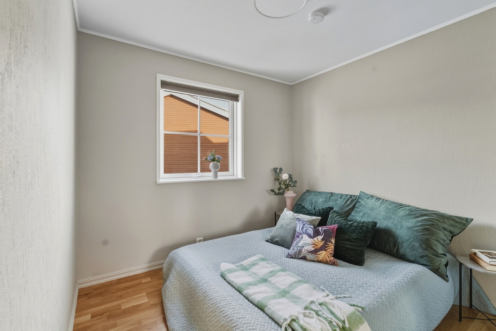 Soverom med god plass til dobbeltseng og tilhørende møblement. Galleribilde