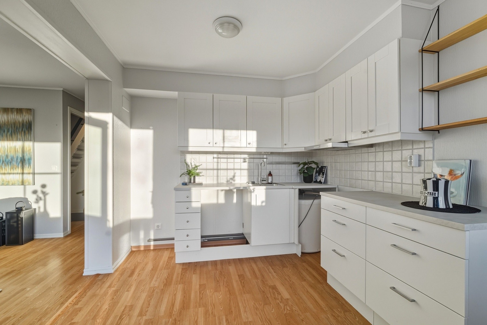 Godt utbygget kjøkken med god skap- og benkeplass. Galleribilde