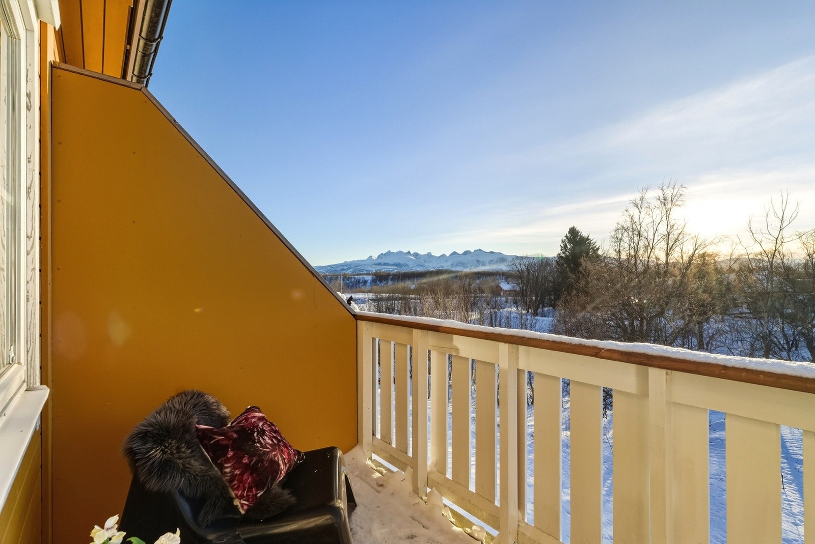 Balkongen er sørvestvendt med gode lys og solforhold. Galleribilde