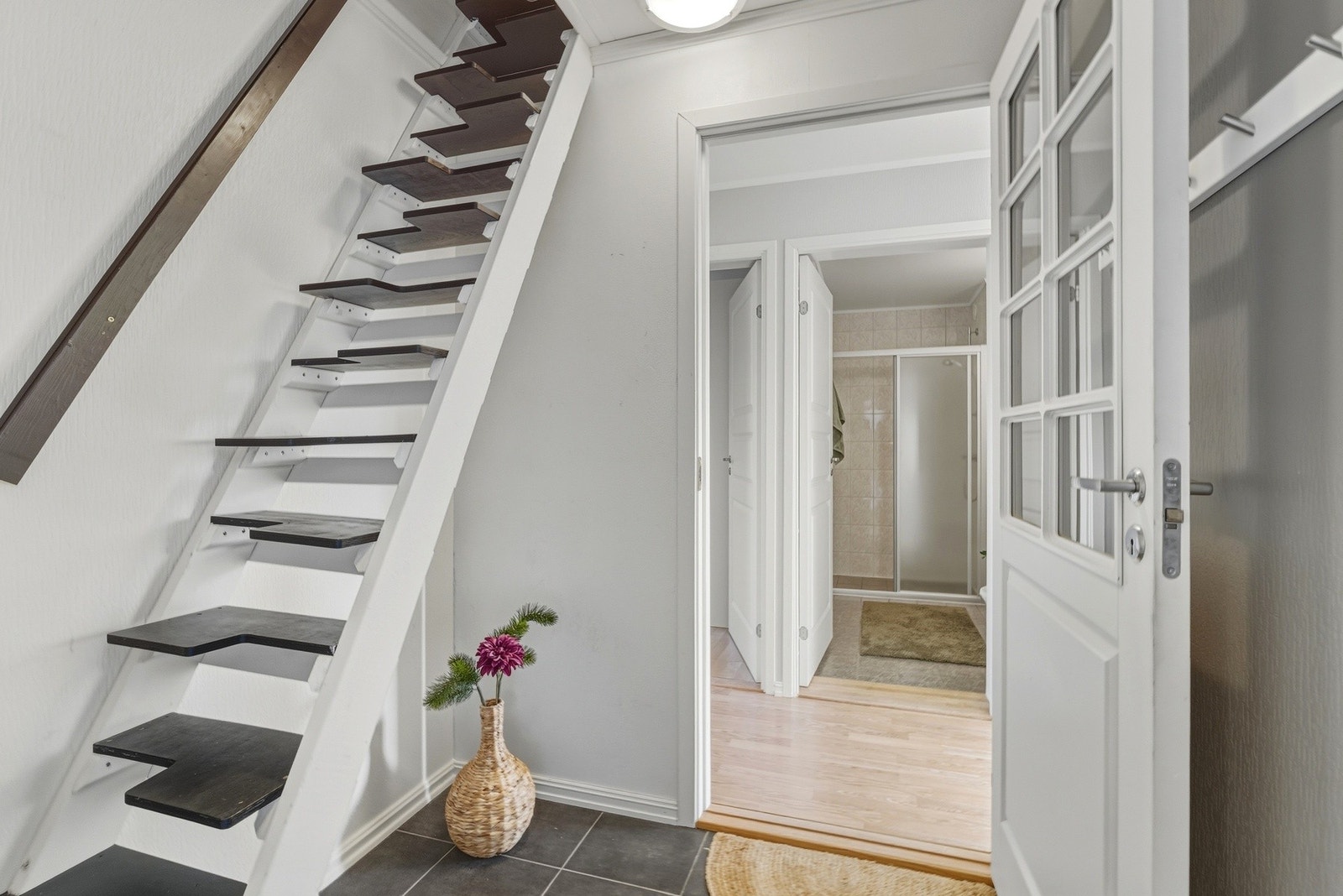 Velkommen inn! Entré med flislagt gulv. Trapp opp til hems. Galleribilde
