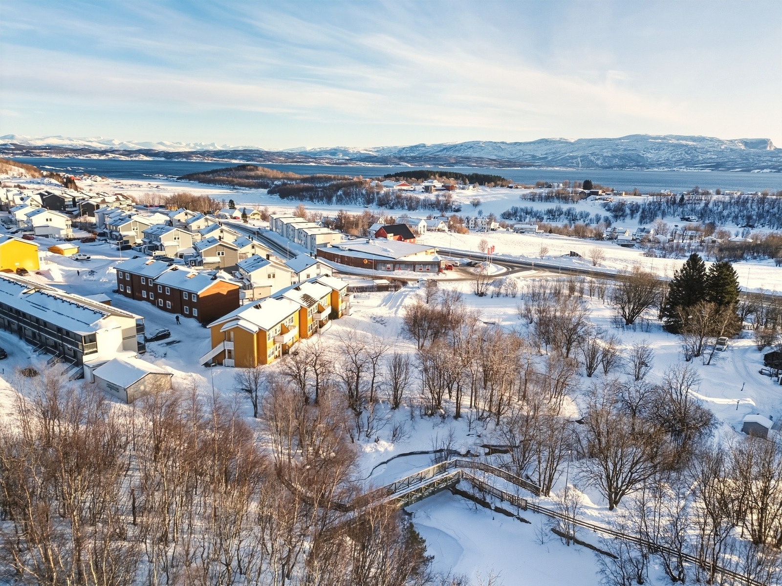 Fin gangavstand til skole, universitetet, treningsfasiliteter, bussholdeplass mm. Butikk like ved. Galleribilde