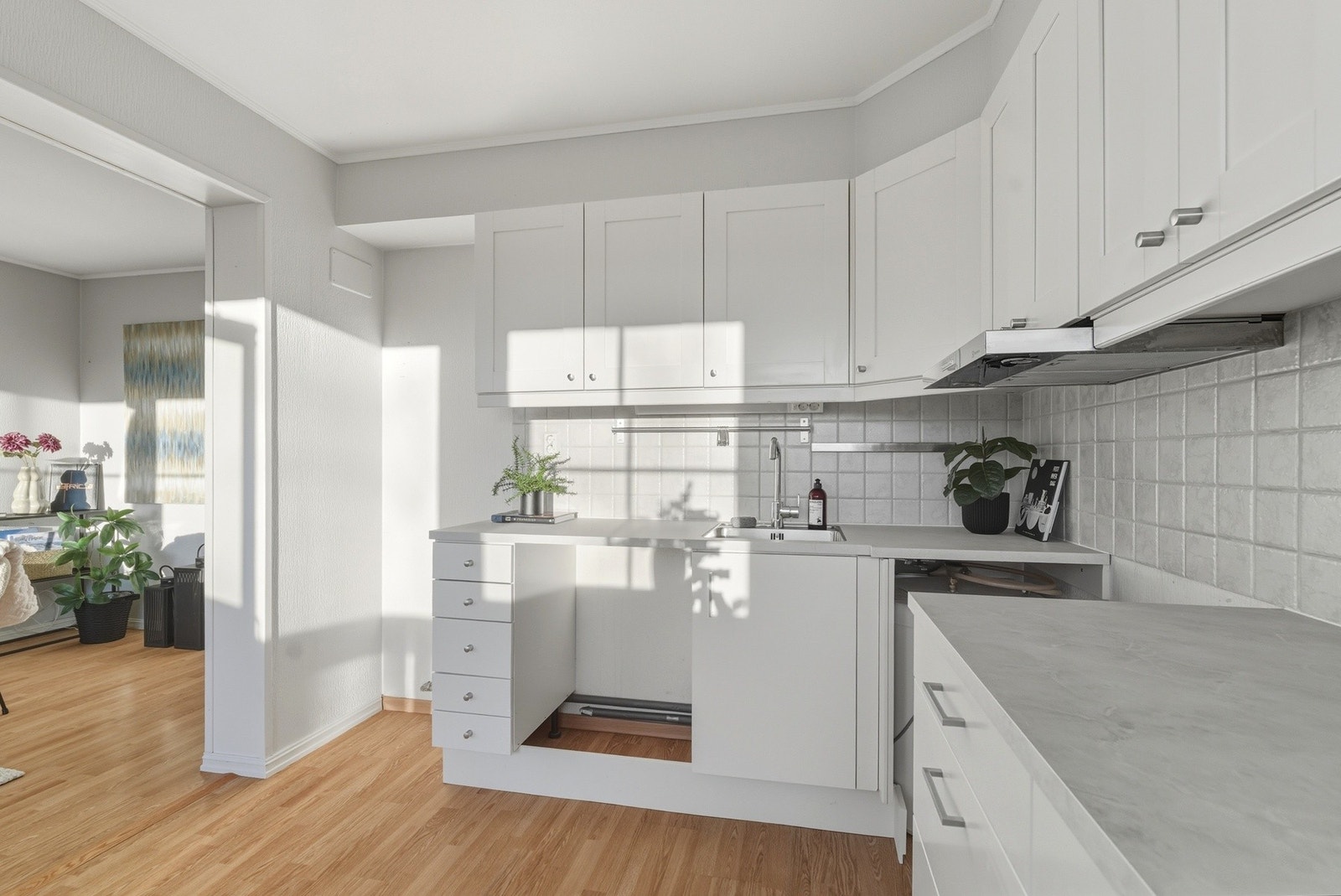 Kjøkkenet har innredning med glatte fronter og ny benkeplate i laminat fra 2026. Galleribilde