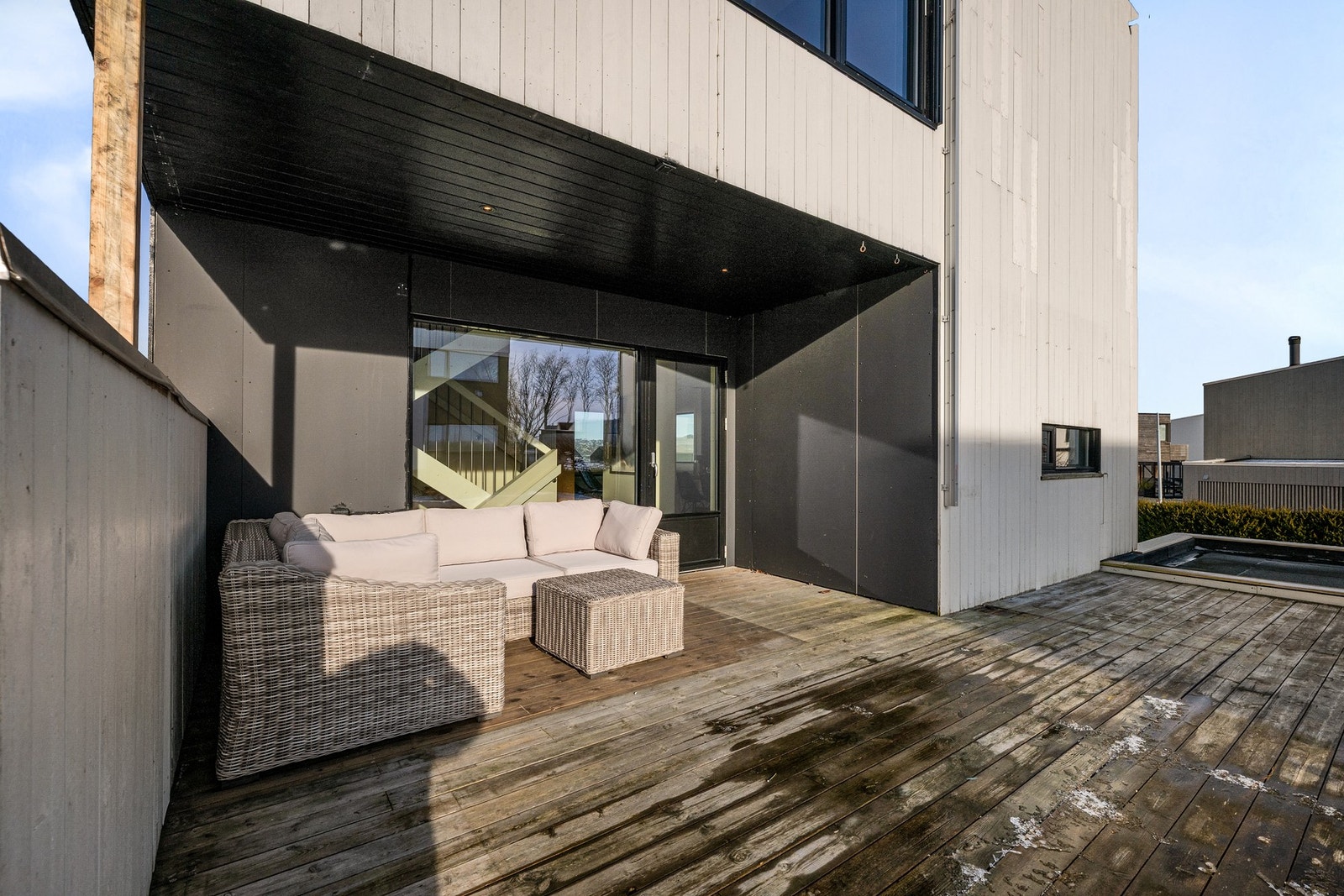 Romslig uteplass med plass til alt du trenger for utendørs kos - fra hyggelige middager til grillkvelder med venner Galleribilde