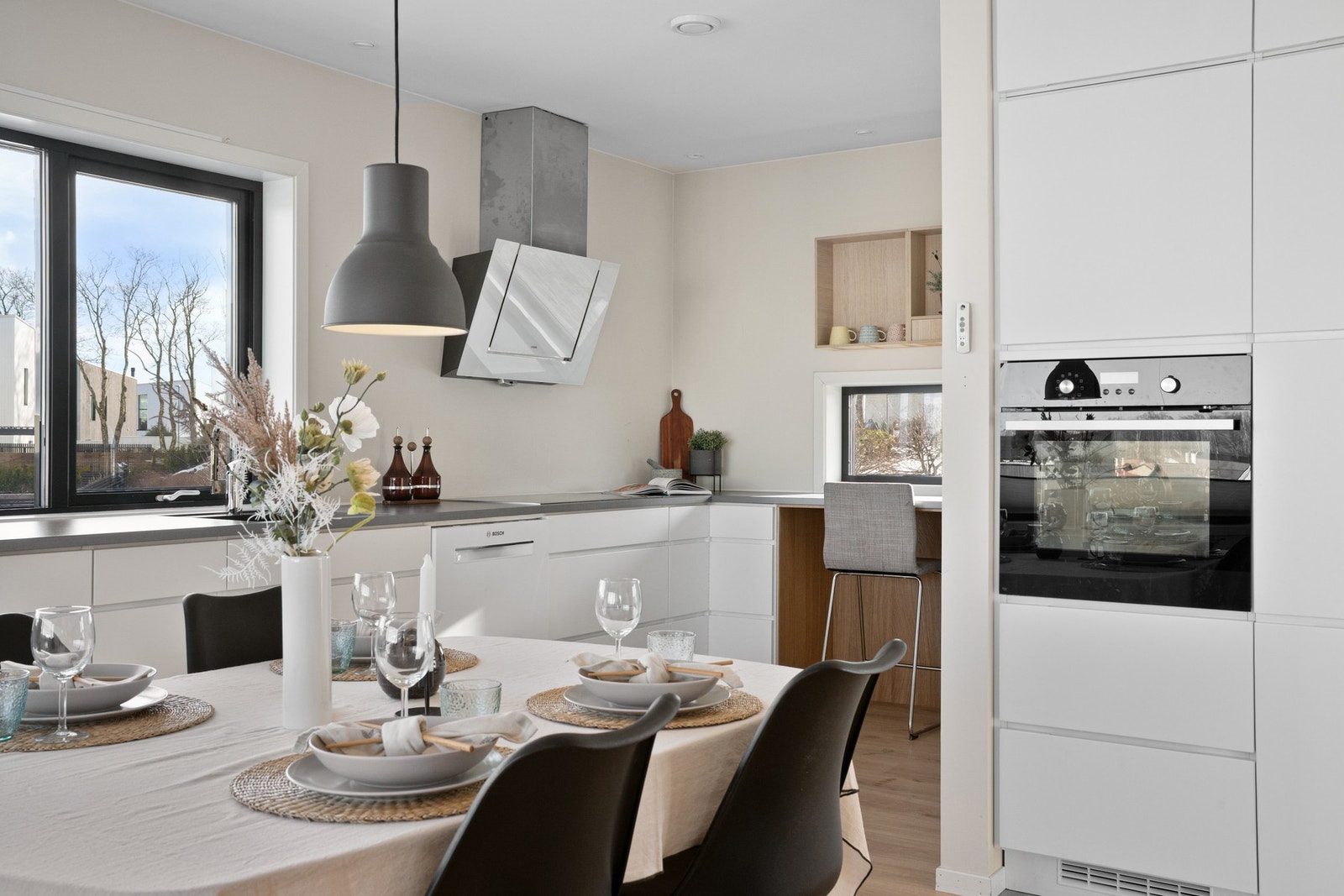 God plass til spisebord - perfekt for familie og gjester Galleribilde