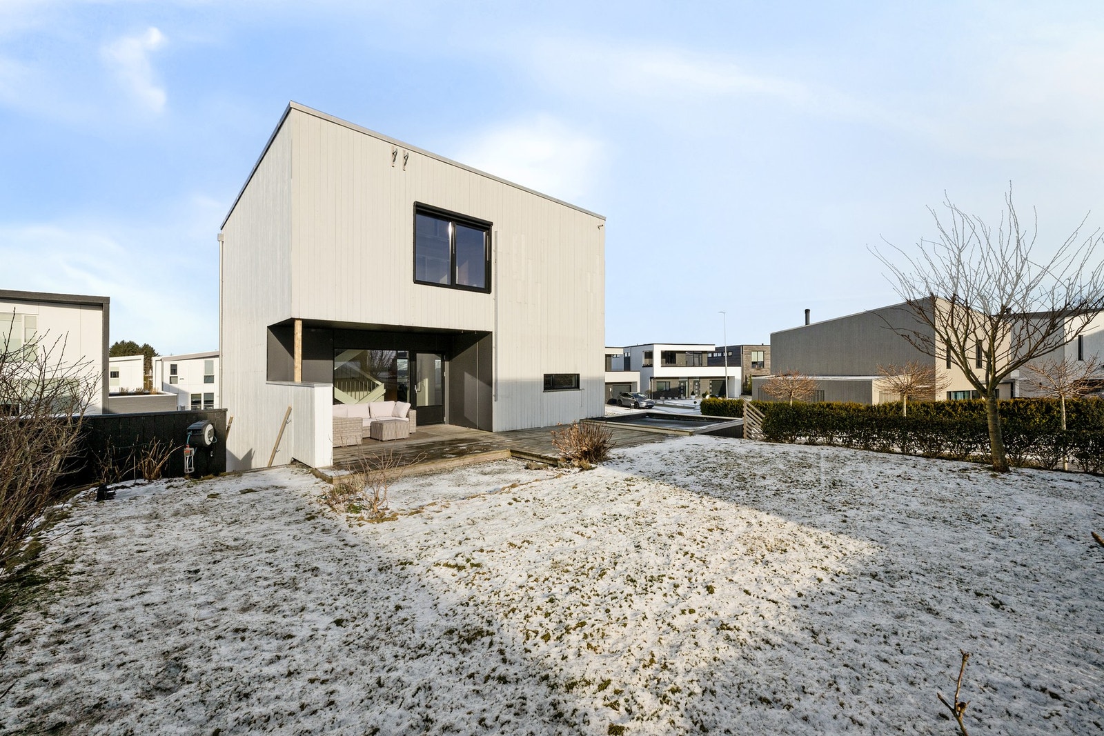 Stor flott hage med plen og beplantning Galleribilde