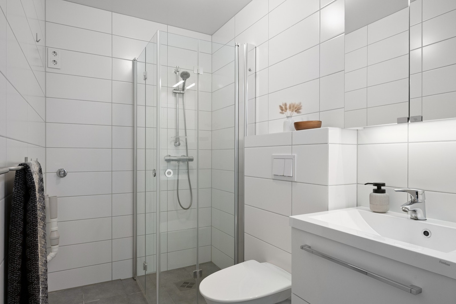 Hybel - Flislagt bad med opplegg for vaskemaskin og kondenstørketrommel Galleribilde