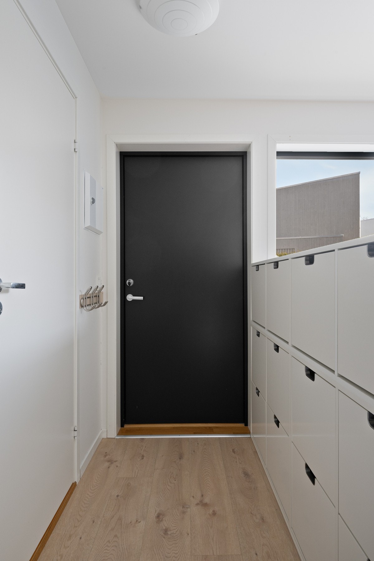 Hybel - Inngang med flere skoskap Galleribilde