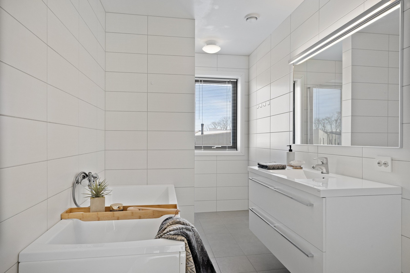 Moderne, fliselagt bad med badekar Galleribilde