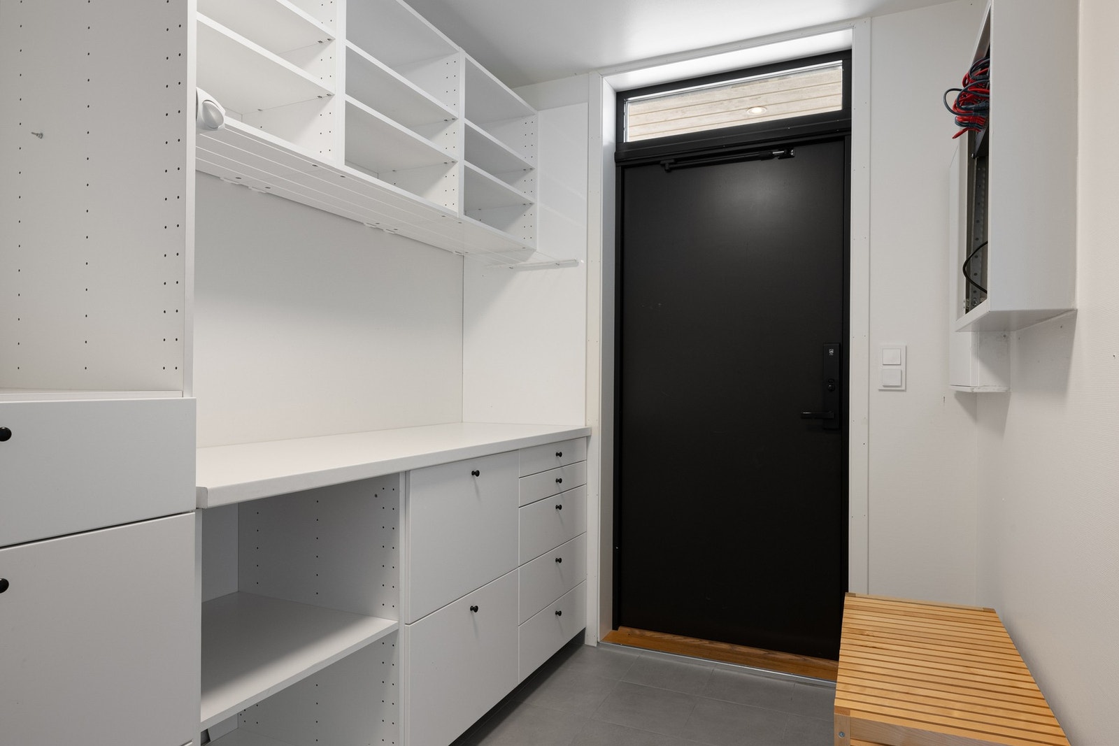 Praktisk bi-inngang med smart innredning som gir rikelig med lagringsplass Galleribilde