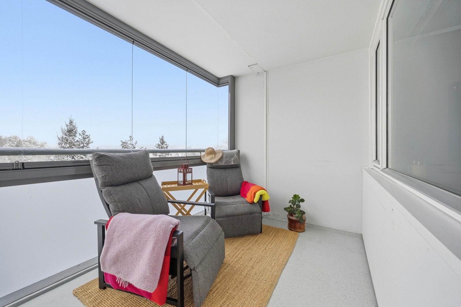 Fra stuen har du utgang til balkongen. Galleribilde