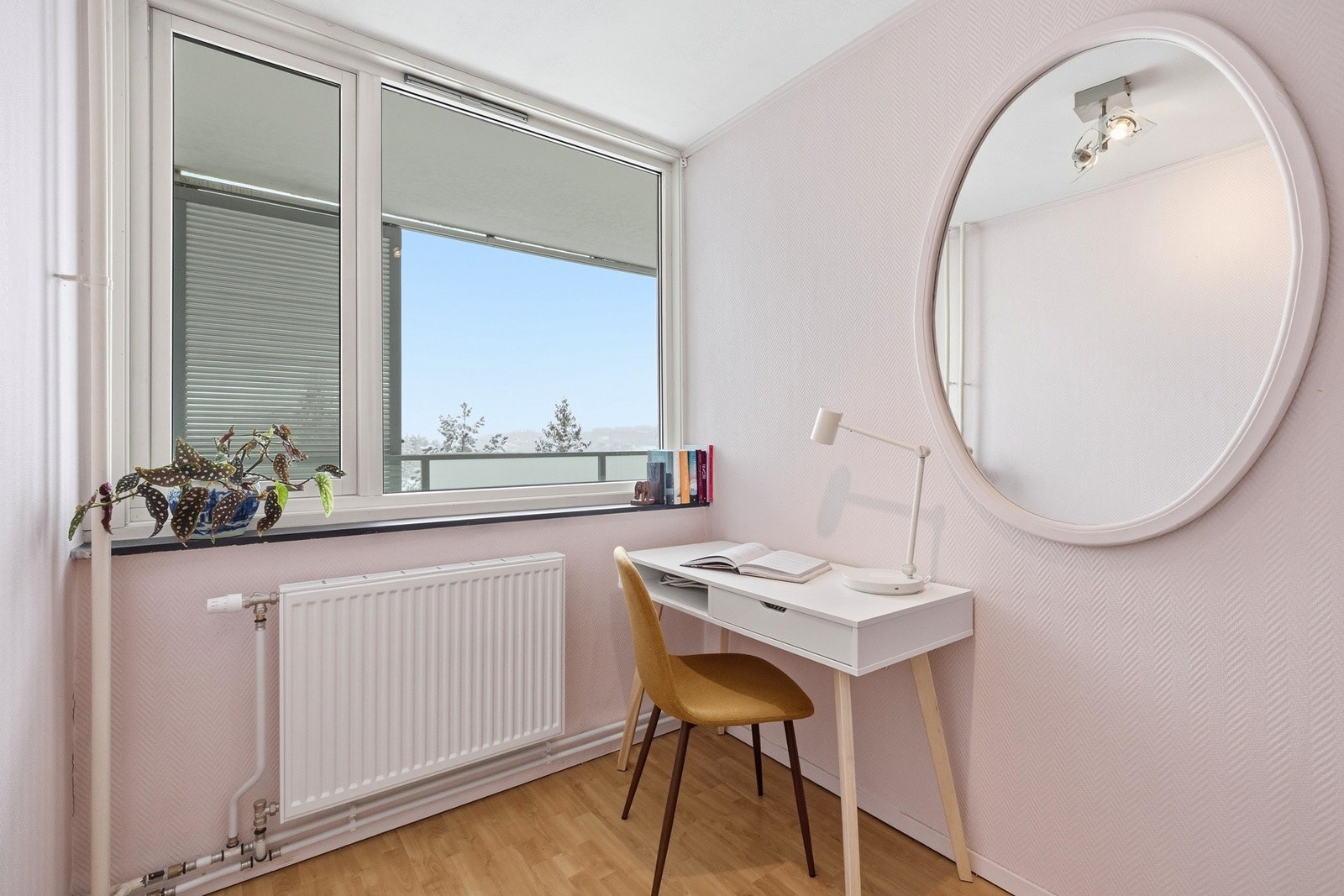 Rommet kan innredes etter behov og passer utmerket som barnerom, gjesterom, kontor eller garderoberom. Galleribilde