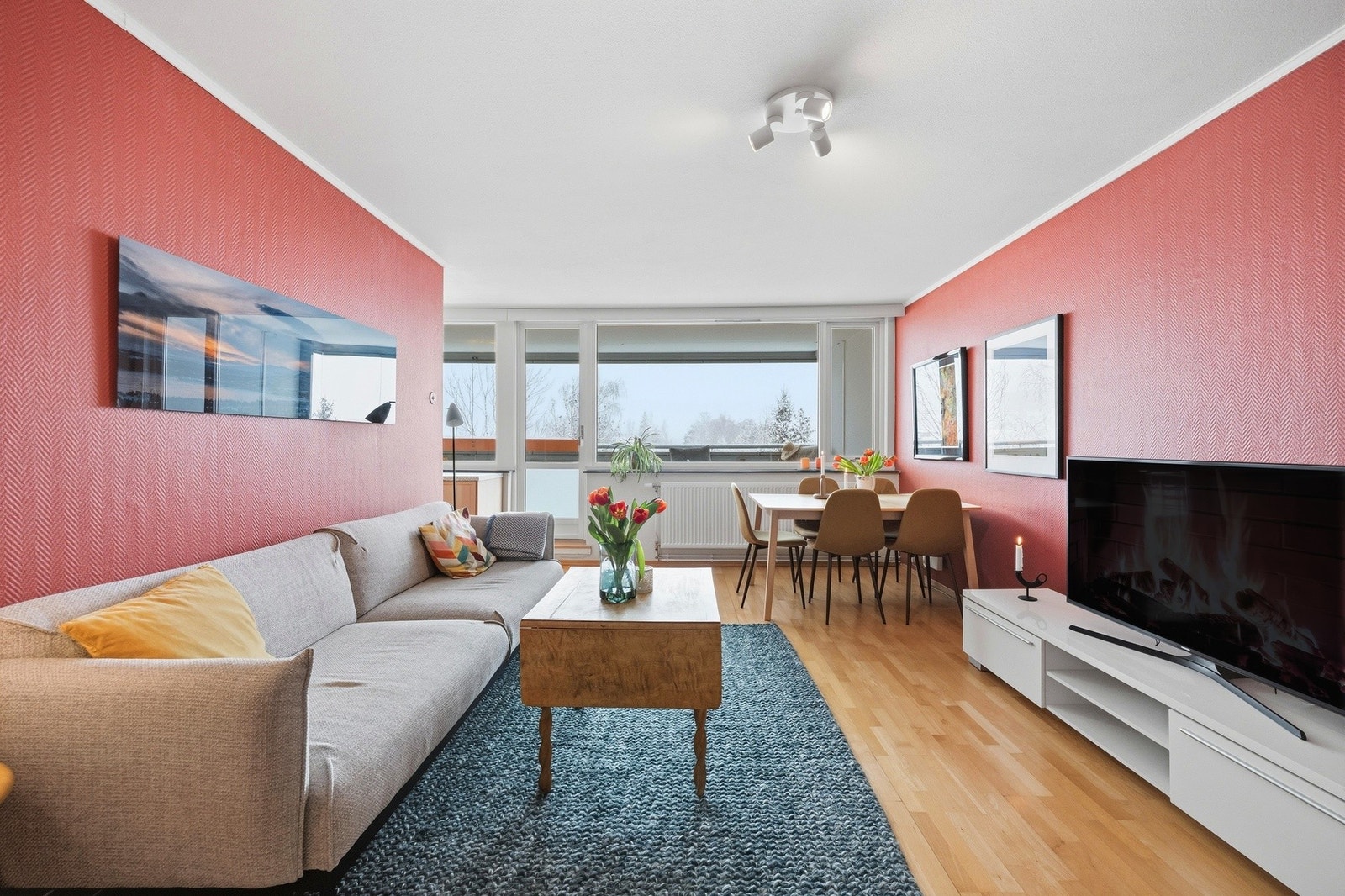 Stuen gir en komfortabel ramme for både rolige hverdager og hyggelige sammenkomster. Galleribilde