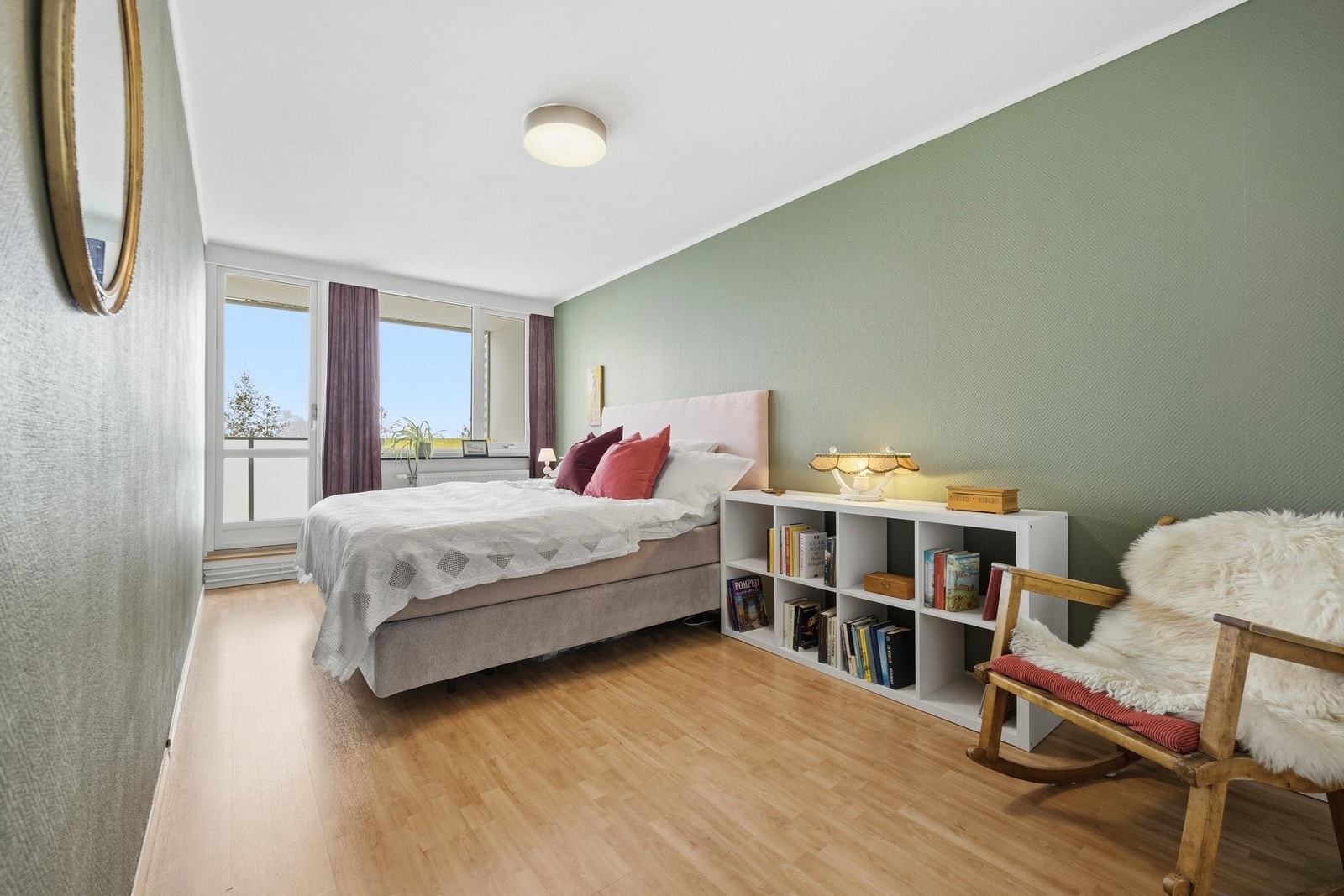 Leiligheten har to soverom av god størrelse med god plass til dobbelseng, nattbord og tilhørende møblement Galleribilde