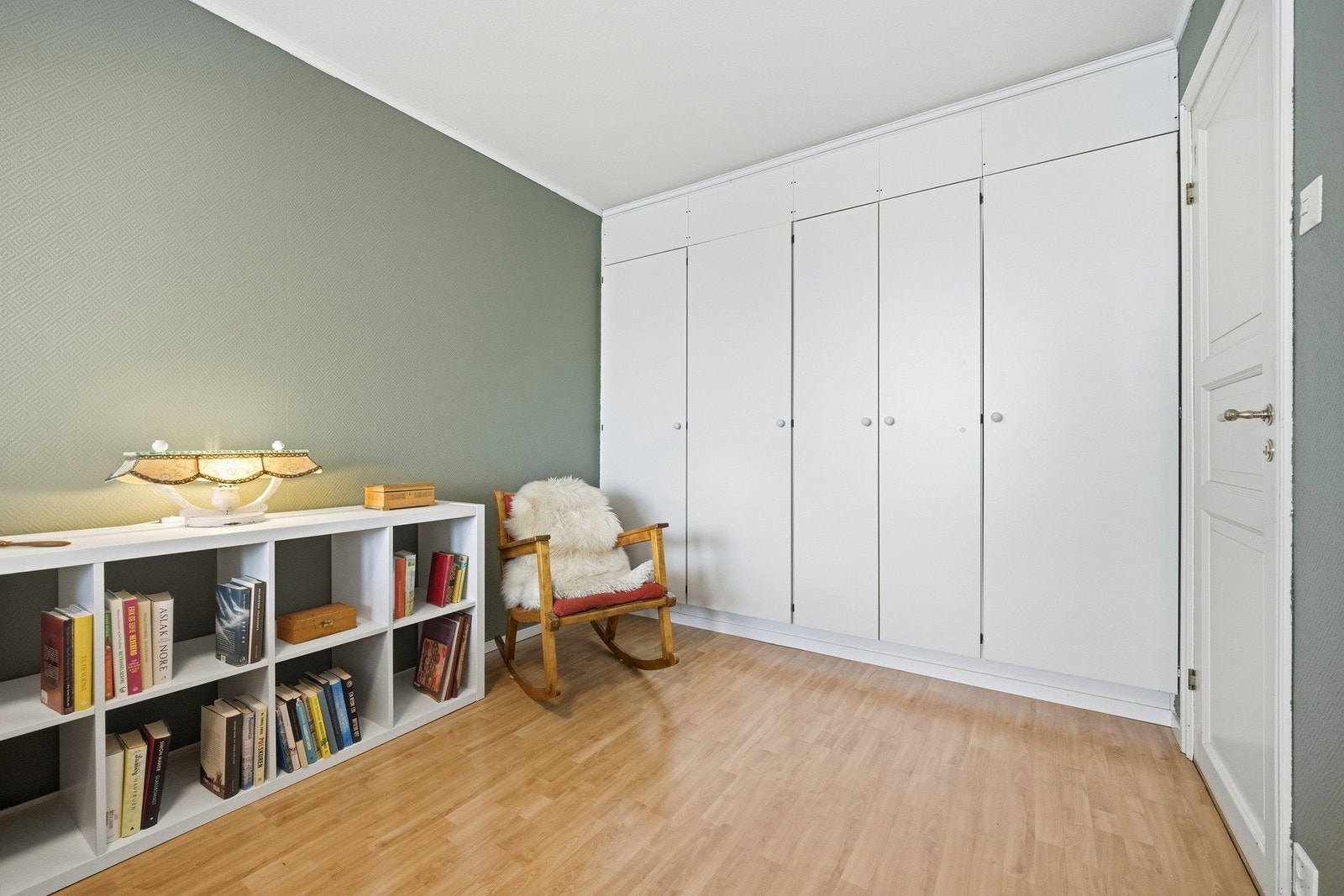 Det er satt inn et garderobeskap med god plass til oppbevaring av klær og tilbehør, som medfølger salget. Galleribilde