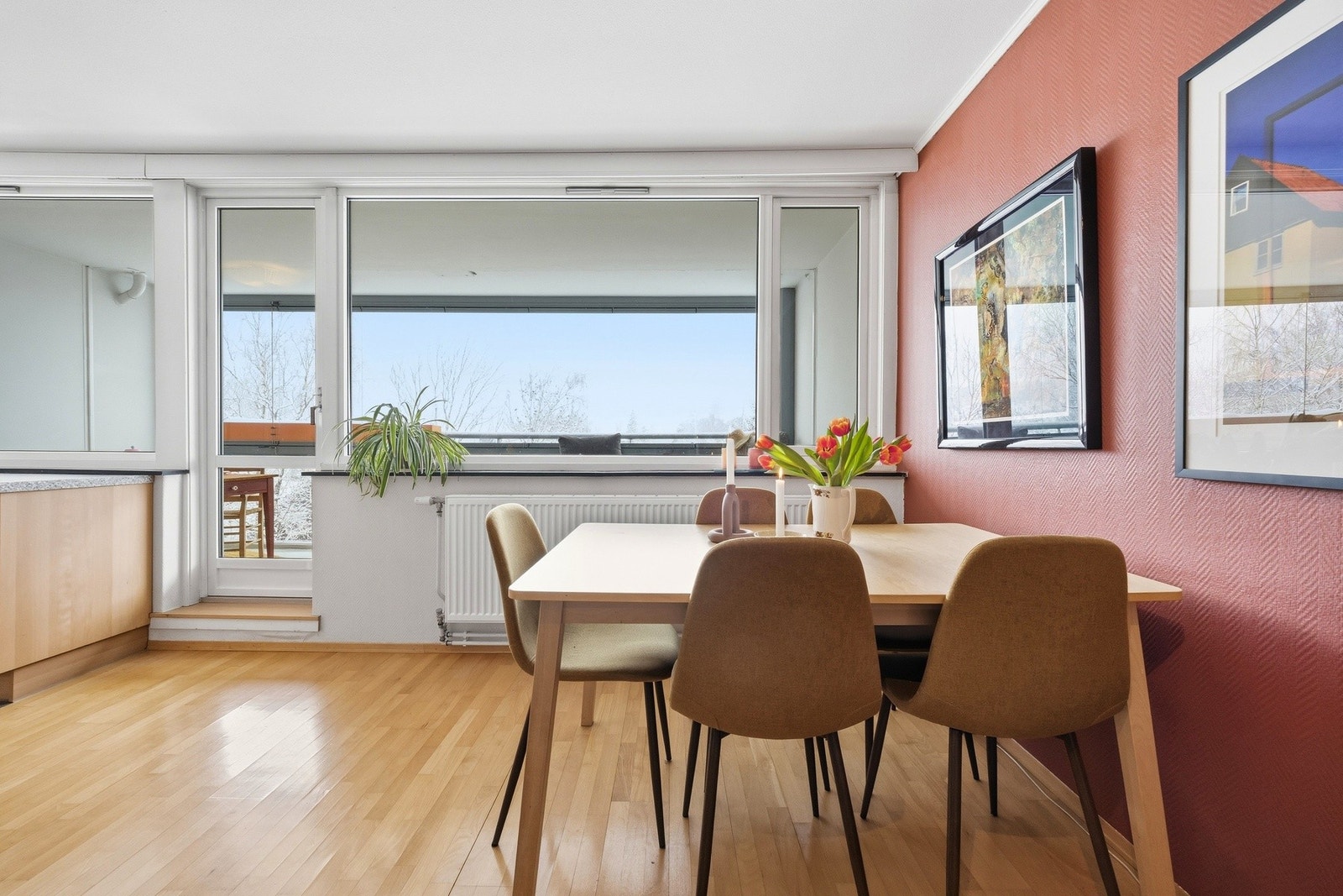 I tilknytning til stue og kjøkken er det plass til å innrede med langbord eller annen ønsket spisegruppe Galleribilde