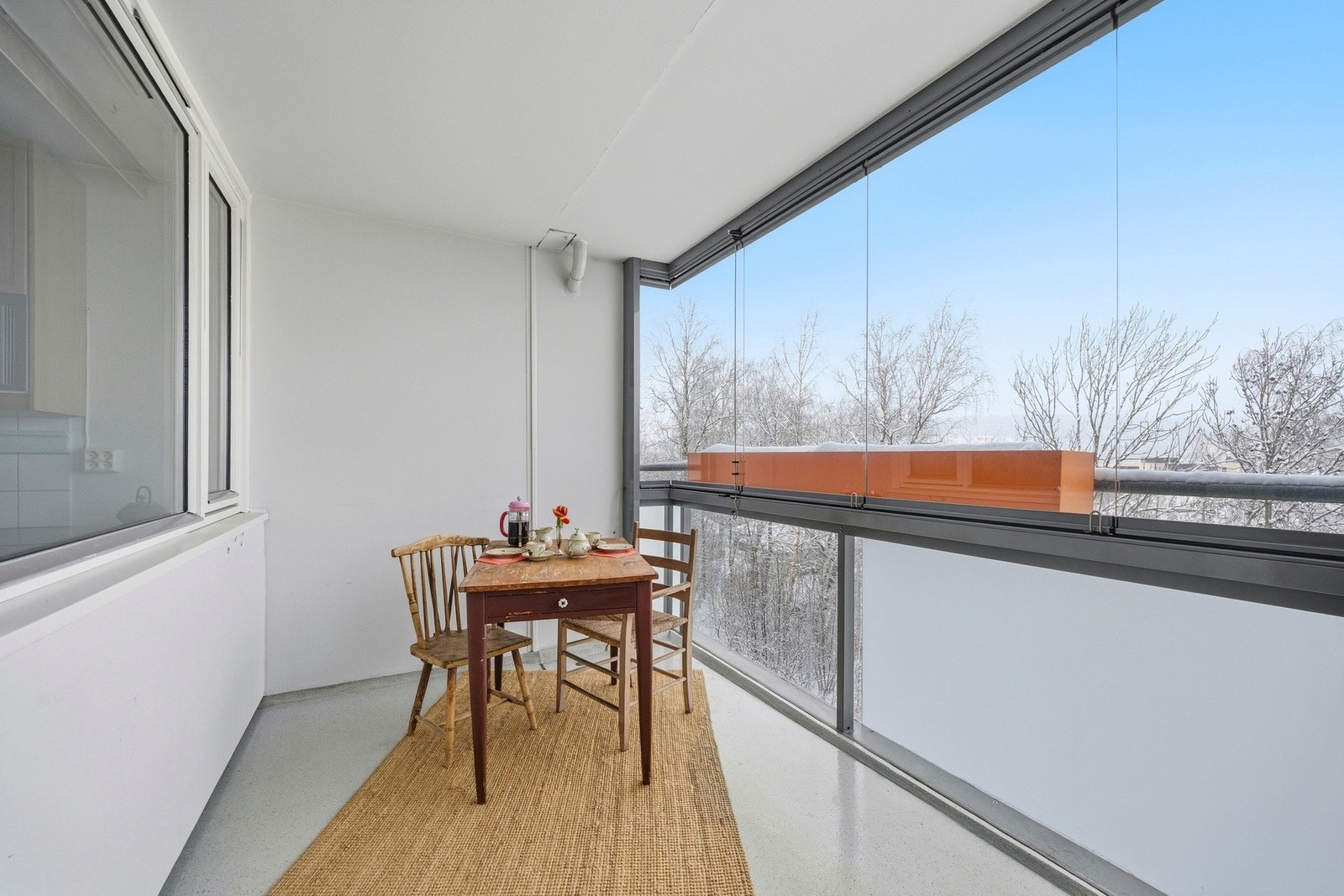 Her har du god plass til sittegruppe, grill og tilhørende utemøblement. Galleribilde