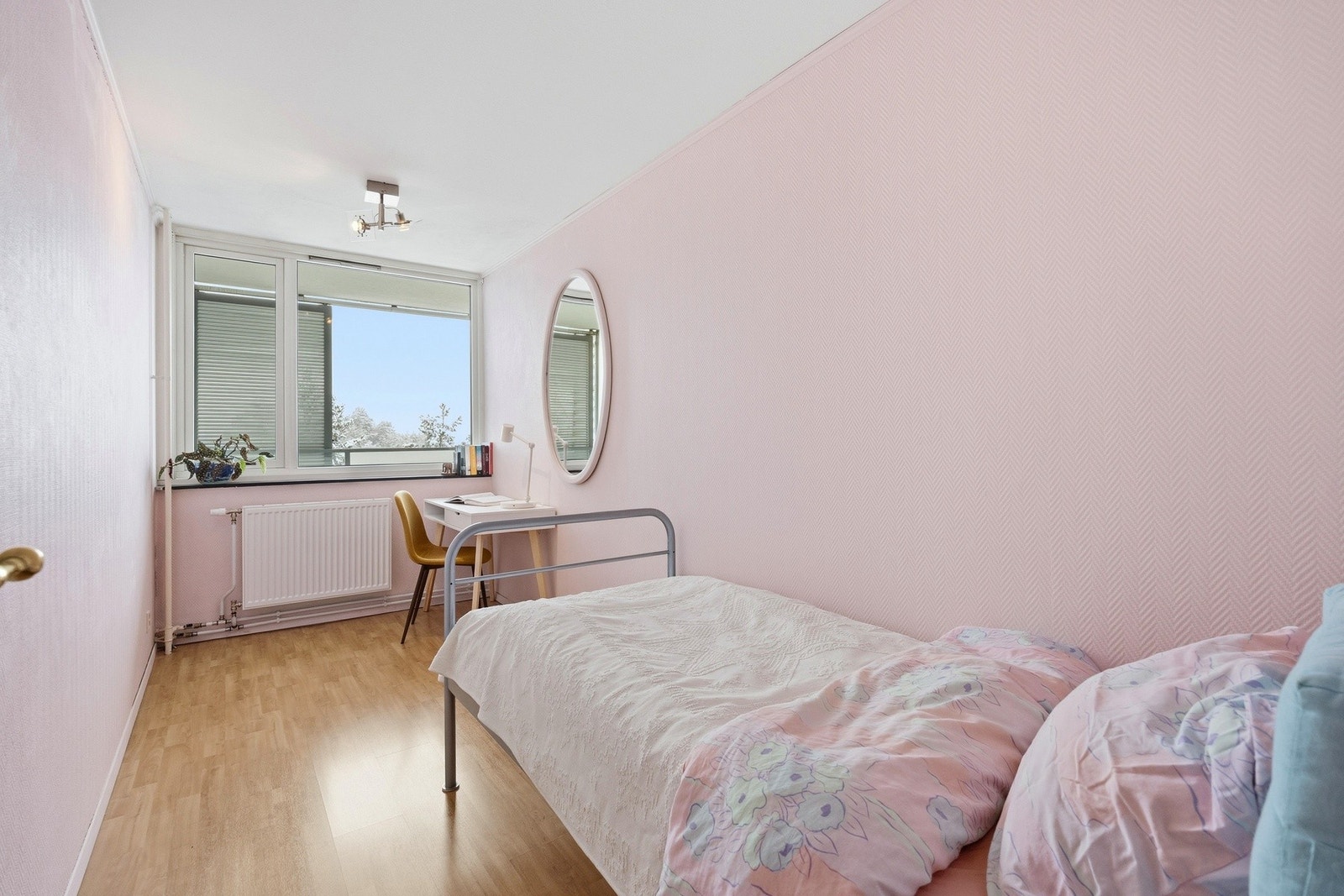 Det andre soverommene er også av god størrelse med plass til en seng, nattbord og en oppbevaringsløsning. Galleribilde