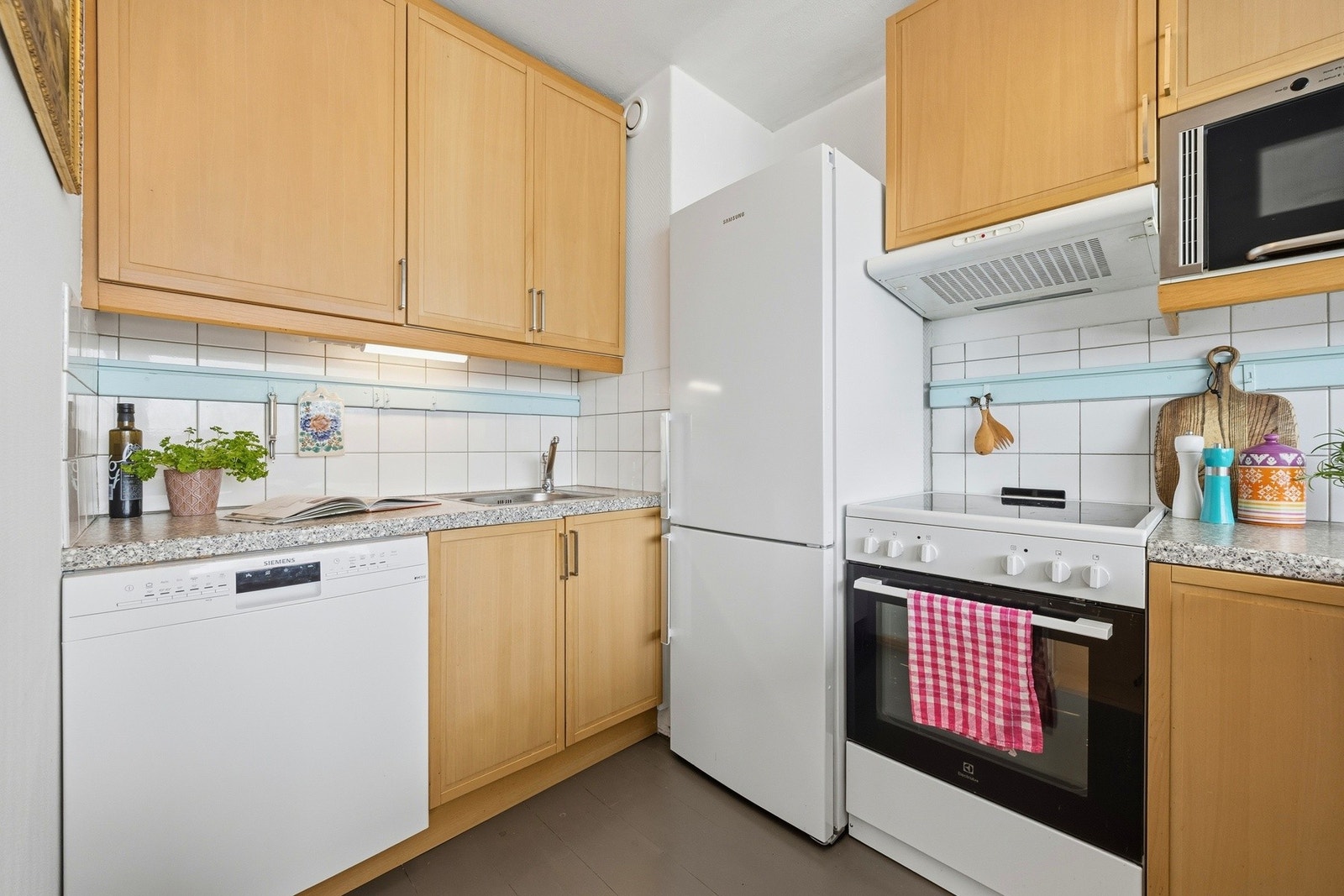 Godt med benke- og skapplass bidrar til å skape et funskjonibelt og arbeidsvennlig kjøkken Galleribilde