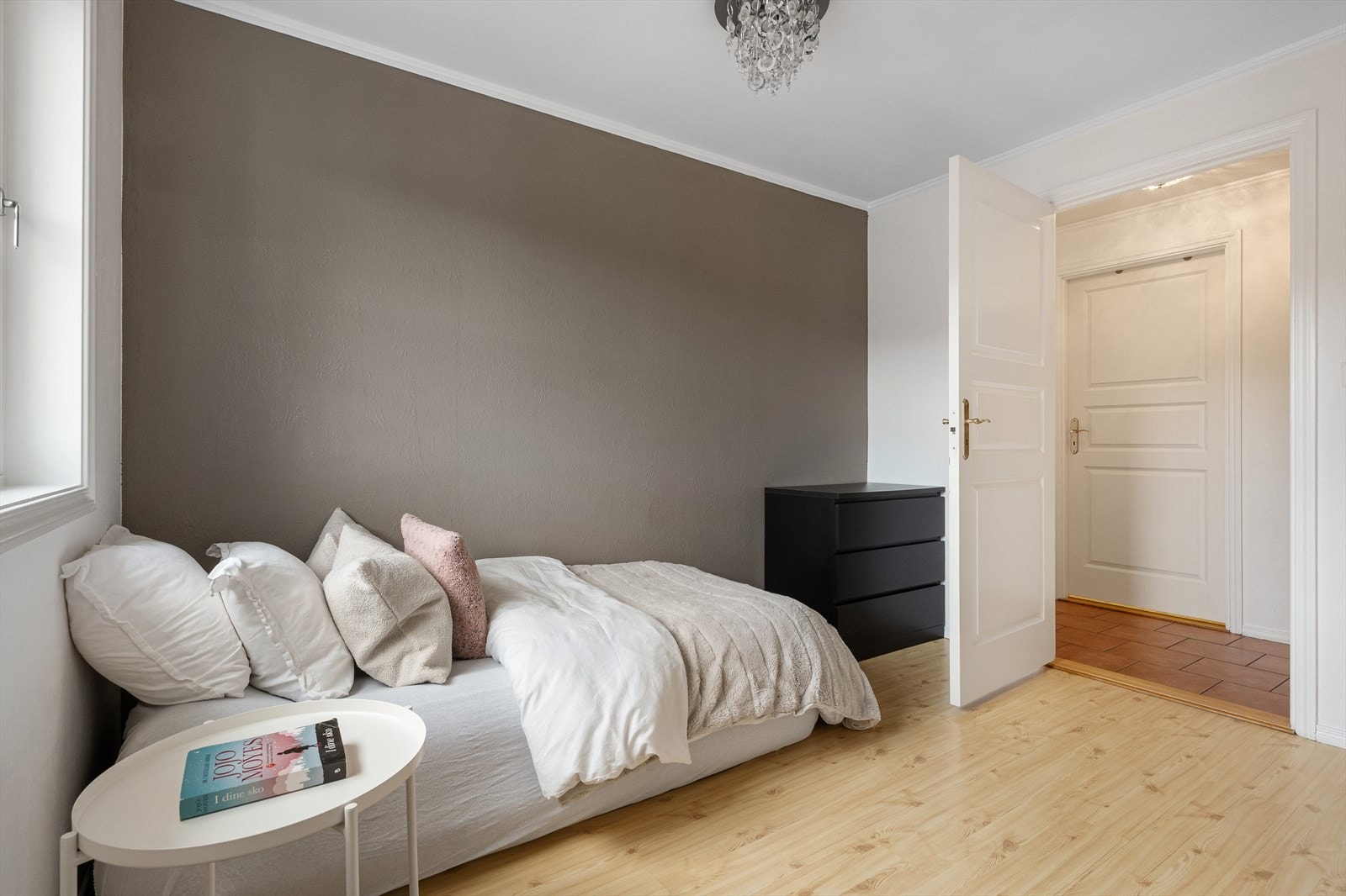 Det er god plass til seng, nattbord og garderobe på alle soverom. Galleribilde