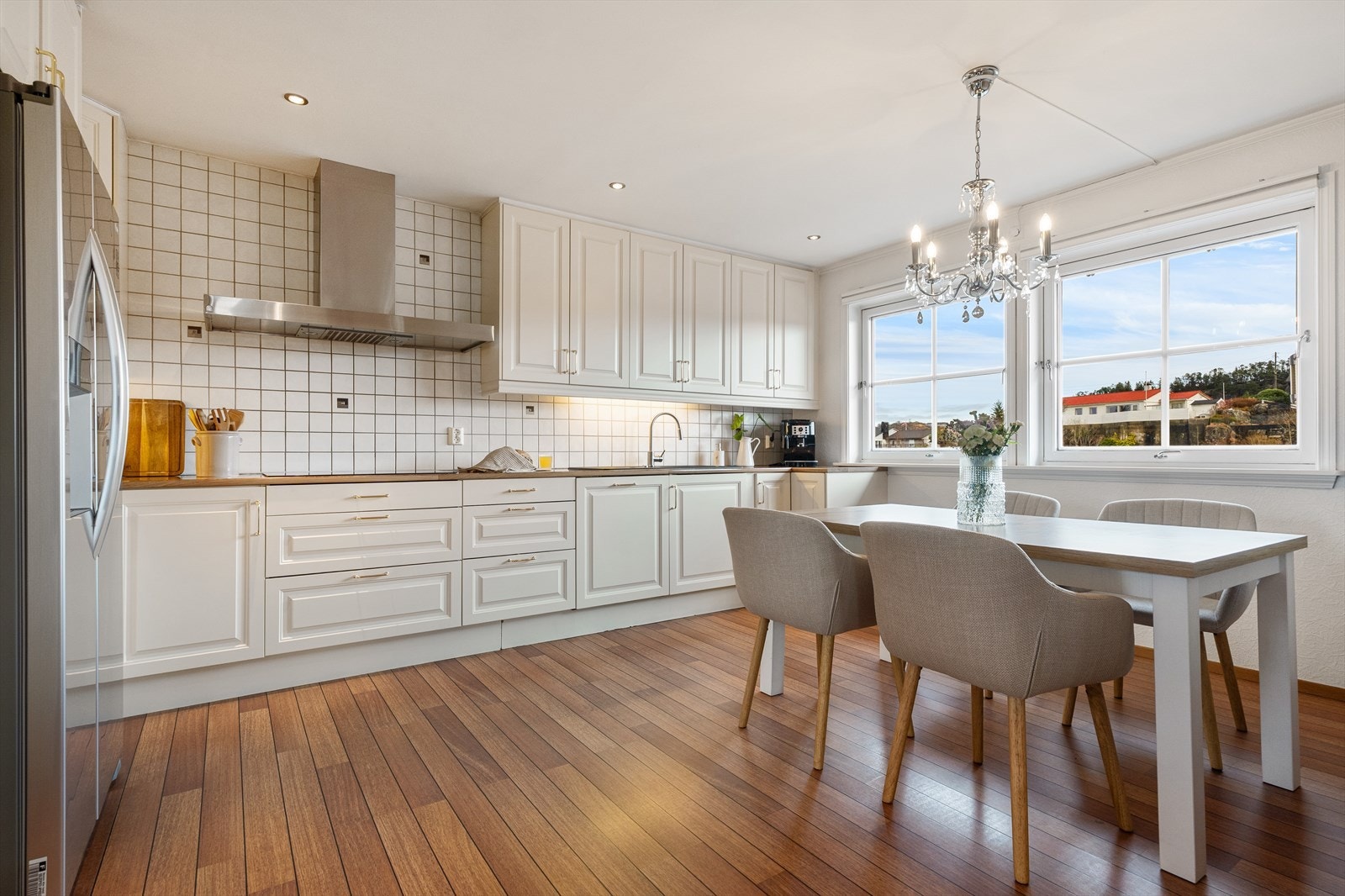 Kjøkkenet er svært romslig og er innredet med tidløst, hvitt inventar. Galleribilde