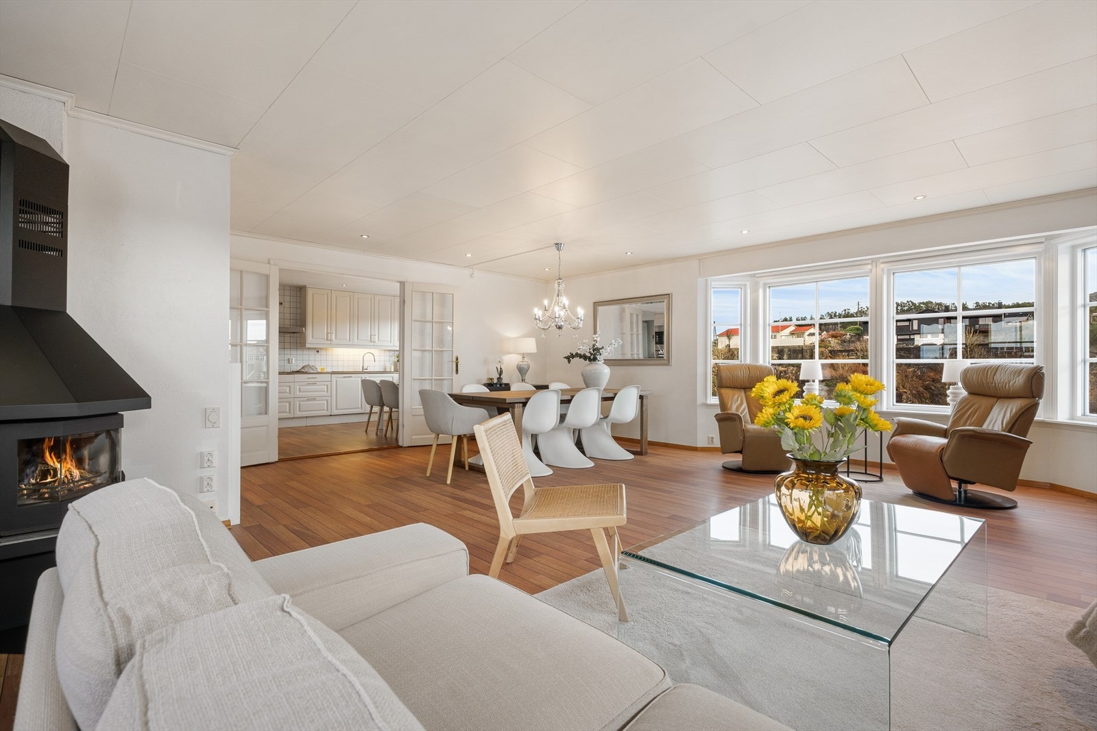 Stuen måler hele 49 m², med flotte doble dører inn til kjøkkenet. Galleribilde