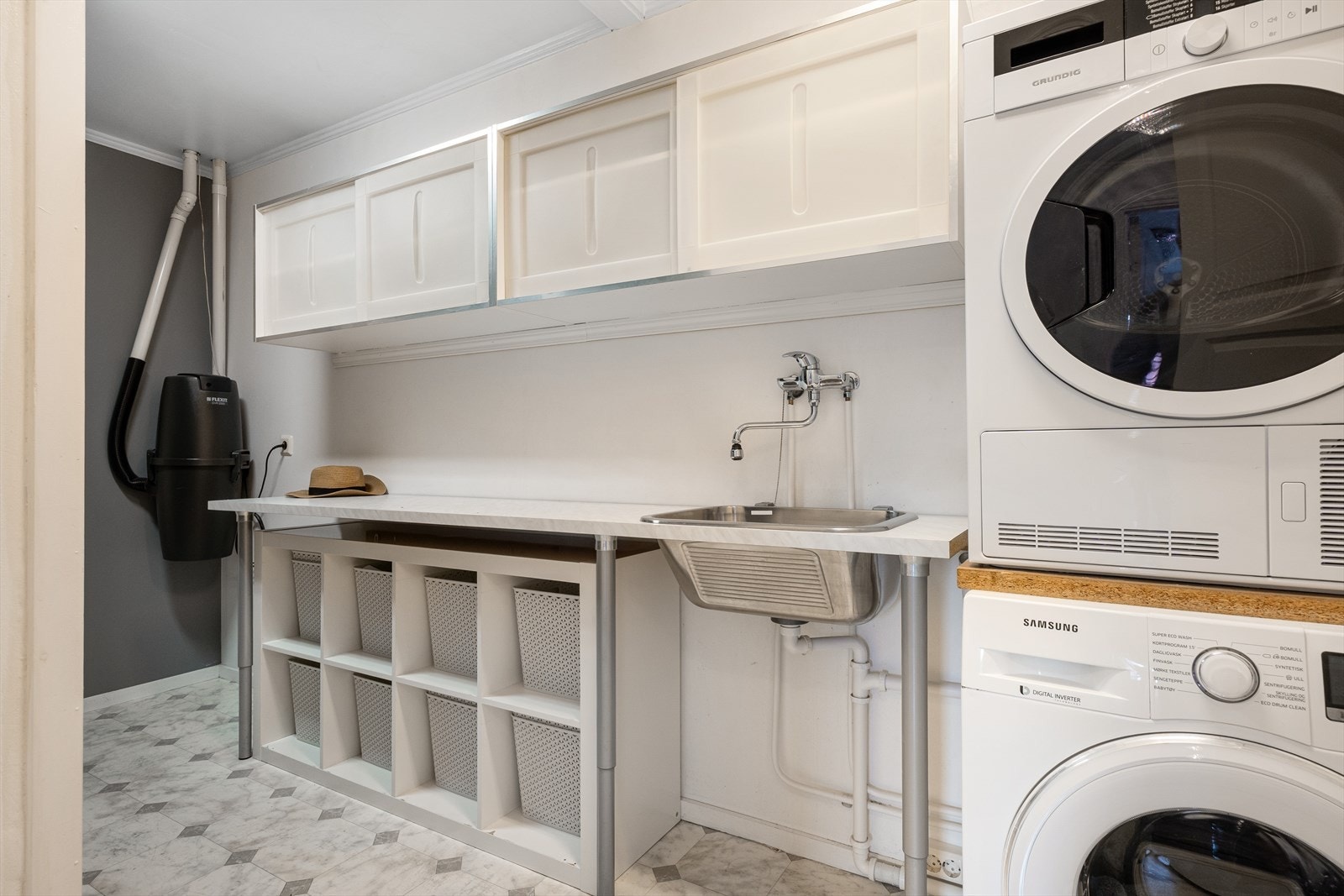 Vaskerommet måler 8,63 m² og er svært romslig med mye oppbevaringsplass, utslagsvask, benkeplass og rom for vaskemaskin og tørketrommel. Galleribilde