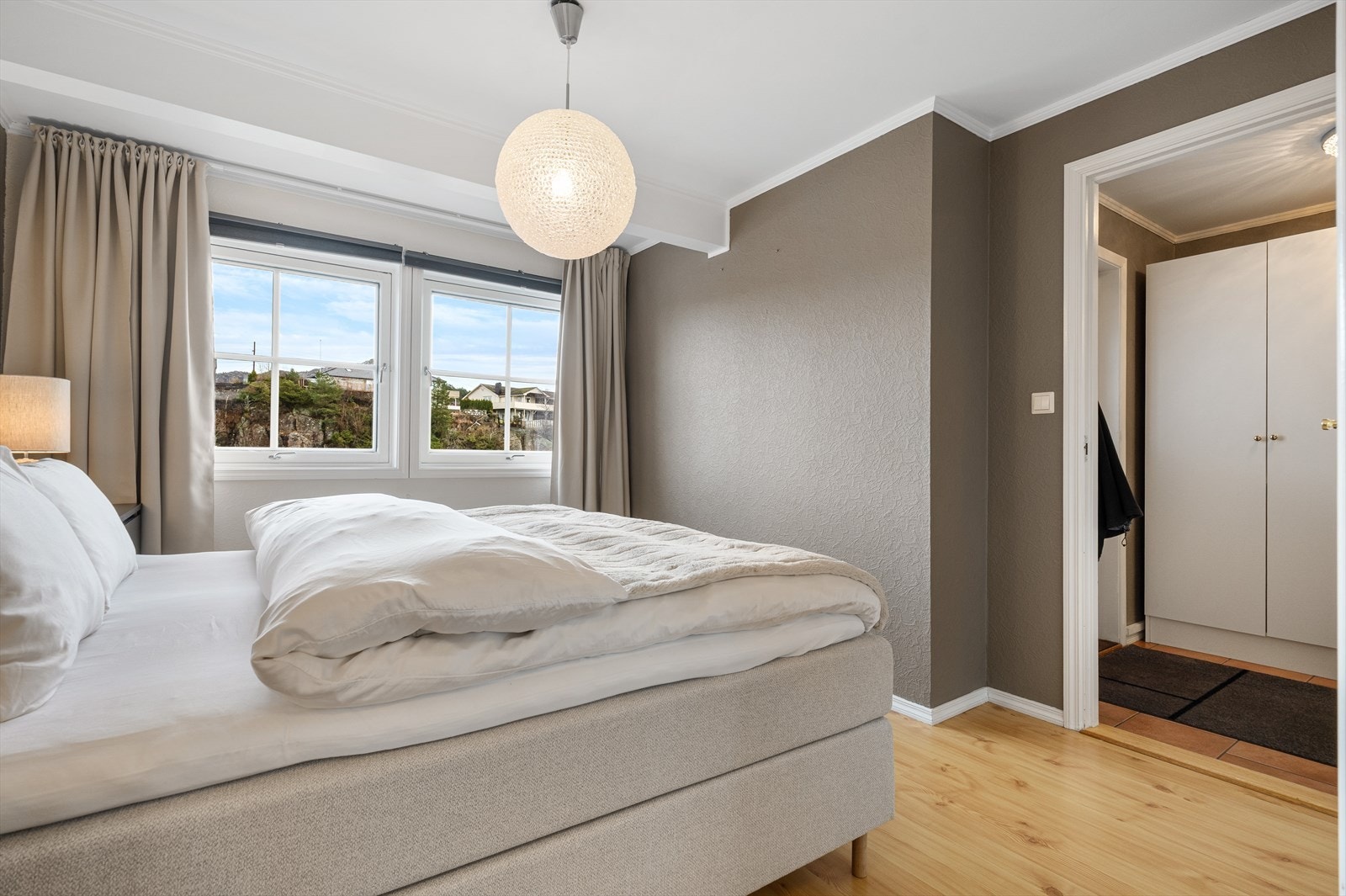 Masse naturlig lys fra to store vinduer. Galleribilde