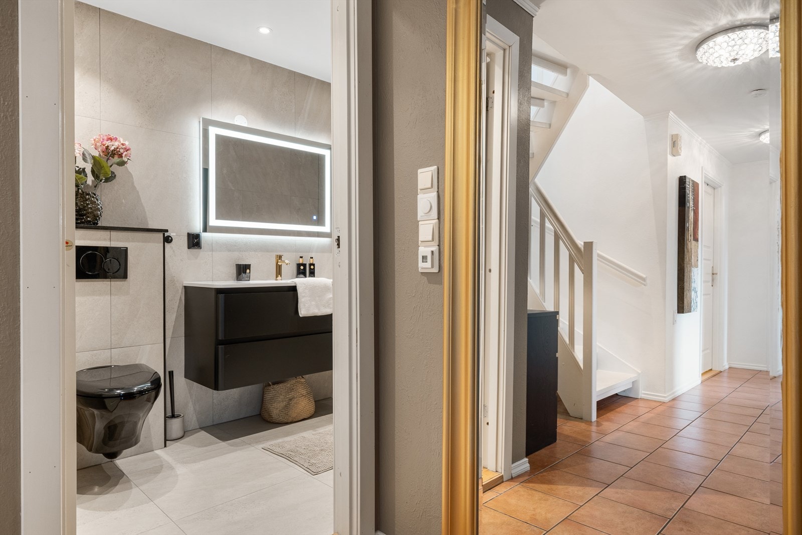 Badet befinner seg vegg i vegg med hovedsoverommet. Galleribilde