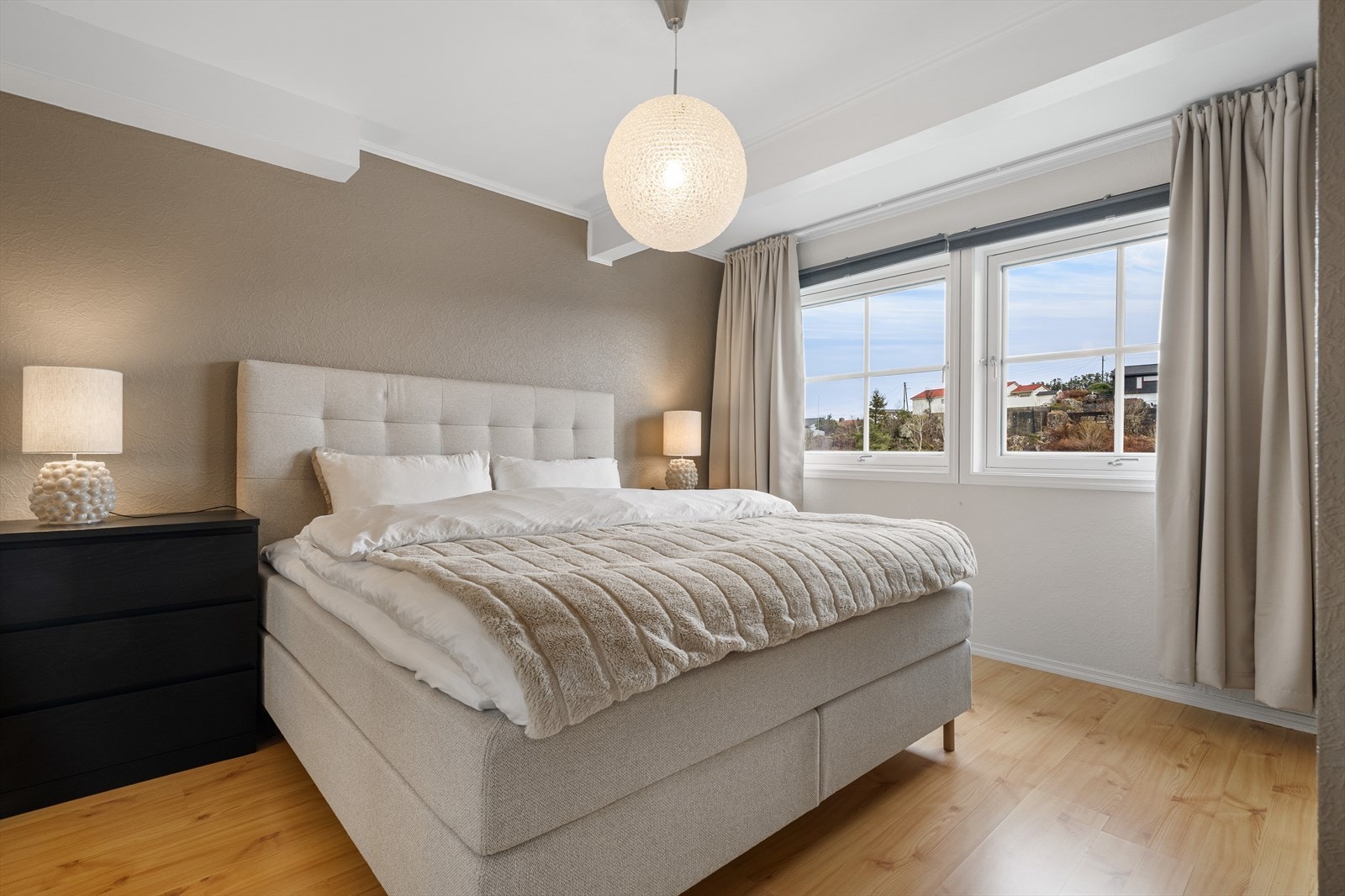 Hovedsoverommet måler over 15 m² inkludert tilhørende walk-in garderobe. Galleribilde