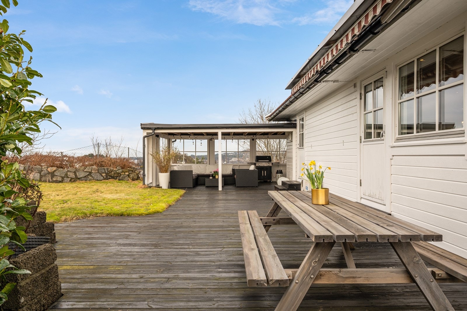 Usjenert uteområde med tilkomst både fra stue og kjøkken/kontor. Galleribilde