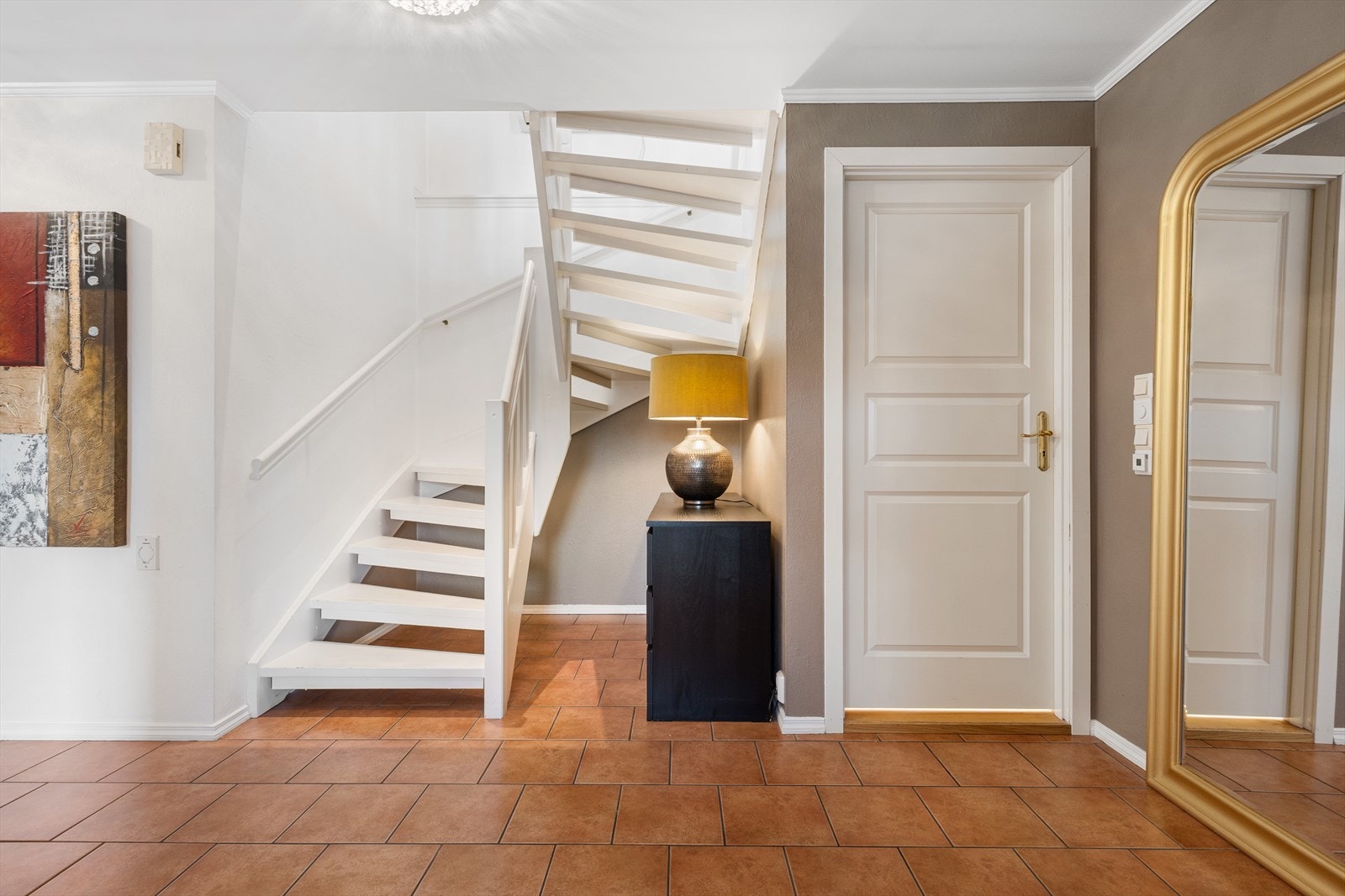 I underetasjen har du tre soverom, bad, vaskerom og en stor hall. Galleribilde