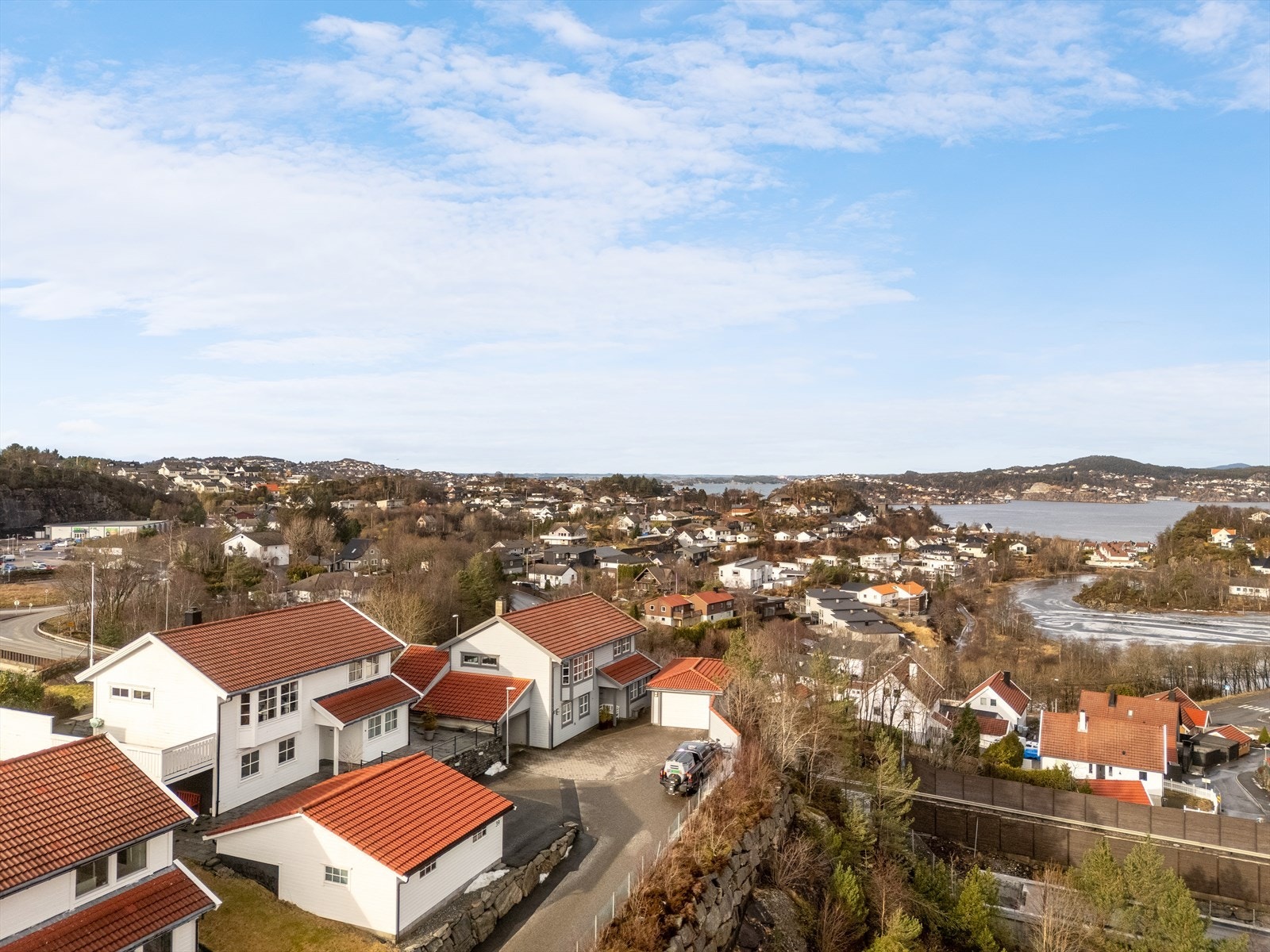 Eiendommen har en fantastisk beliggenhet på et høydedrag med flott utsikt og sol hele dagen. Galleribilde