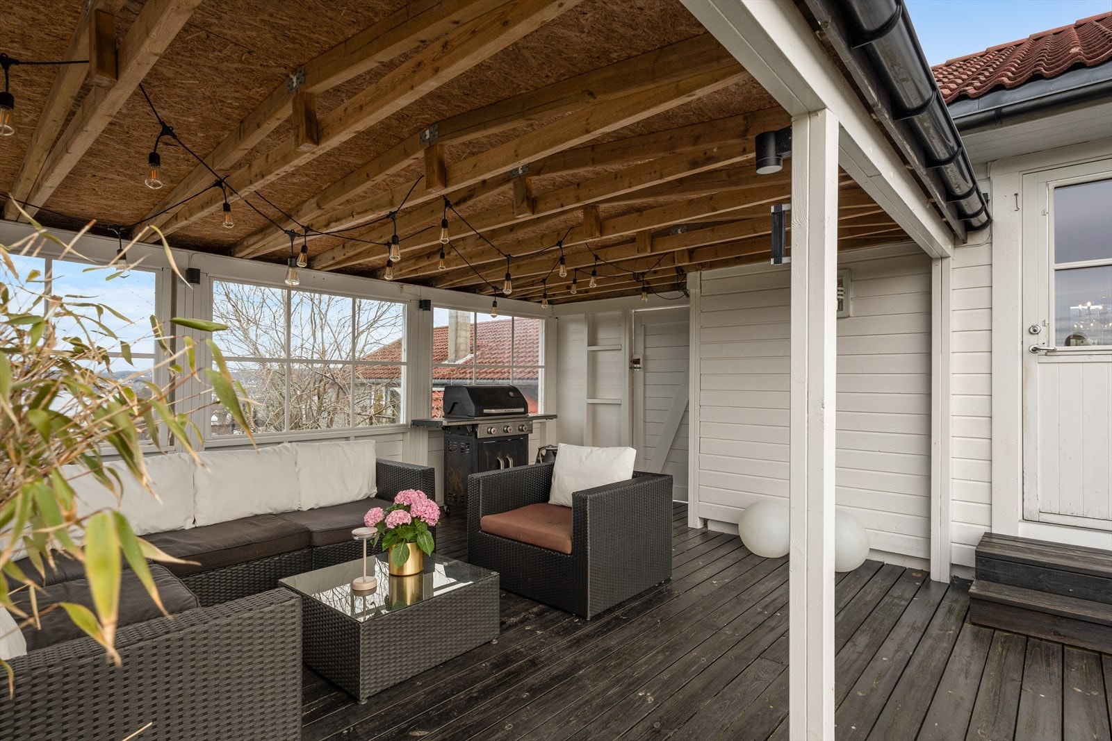 Boligen har en koselig utestue hvor du har plass til utemøbler, grill og det du måtte ønske. Galleribilde