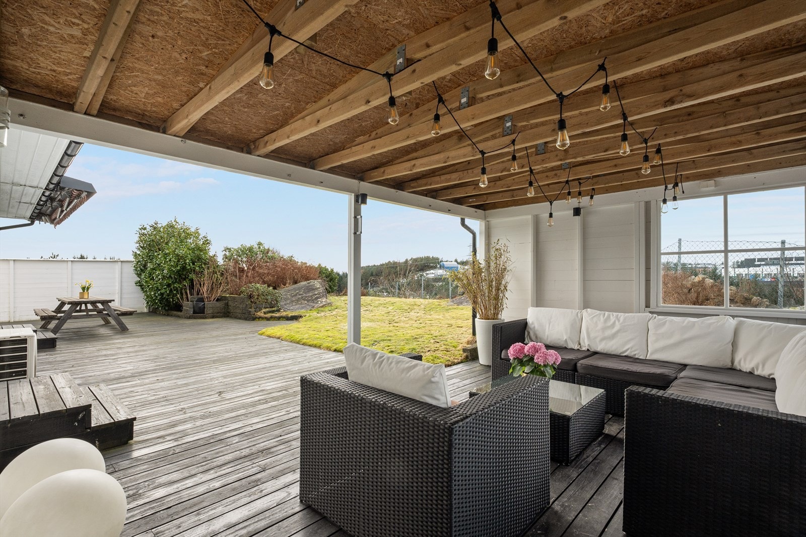 Her har du både hage og terrasse, hvor du enten kan sitte i solen eller i le. Galleribilde