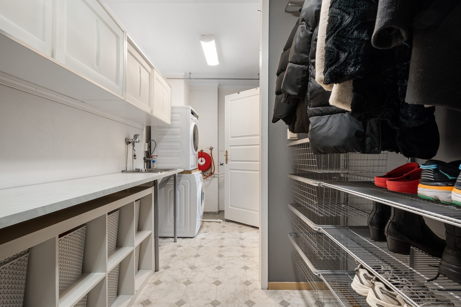 Fra vaskerommet er det også tilkomst ut av huset, praktisk med små barn på regnfulle dager. Galleribilde