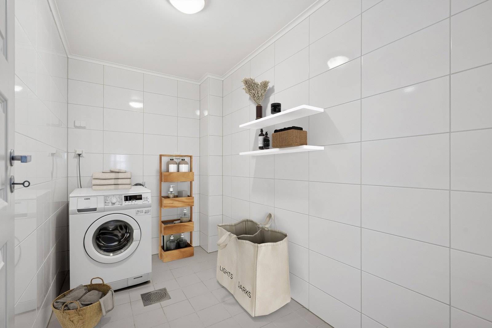 Eget separat vaskerom. Rommet er flislagt på gulv og vegger. Bildet er digitalt stylet. Galleribilde