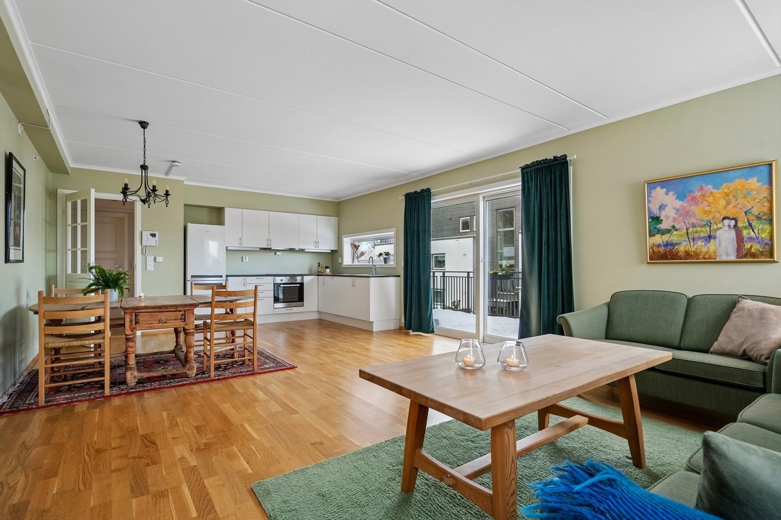 Romslig stue/kjøkken med åpen løsning. Galleribilde