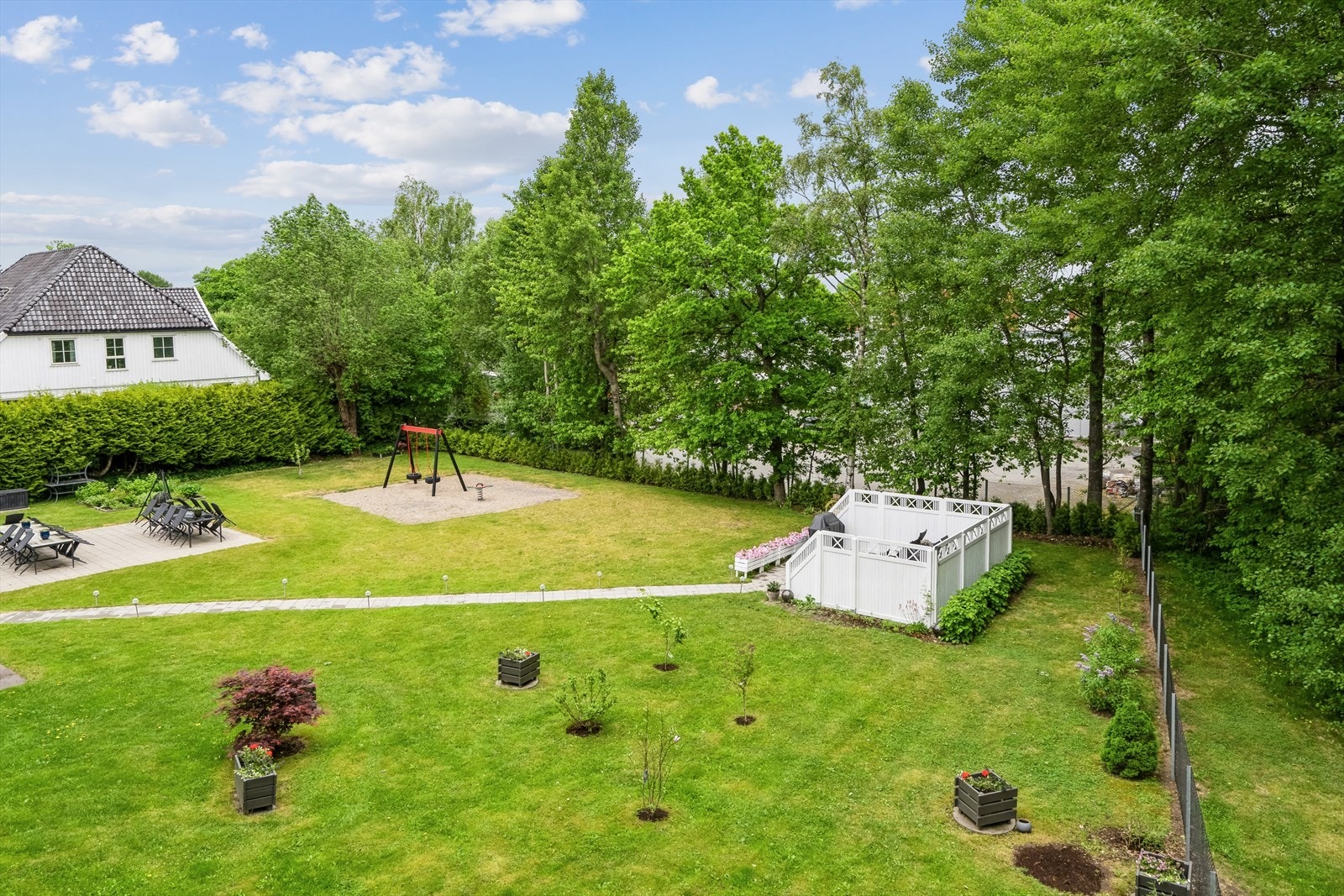 Fine fellesarealer i borettslaget med felles uteplasser og lekeplass Galleribilde