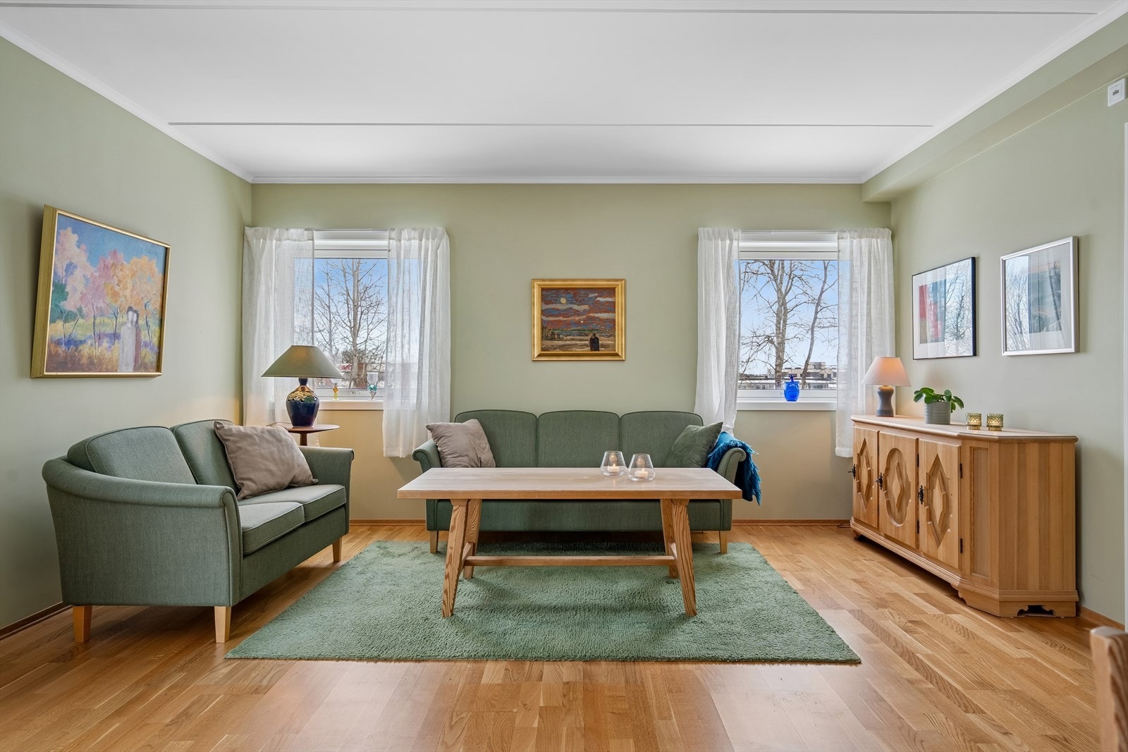 Stuen har en fin planløsning. 2 av vinduene i stuen vender ut mot flott opparbeidet felles uteområde i borettslaget. Galleribilde